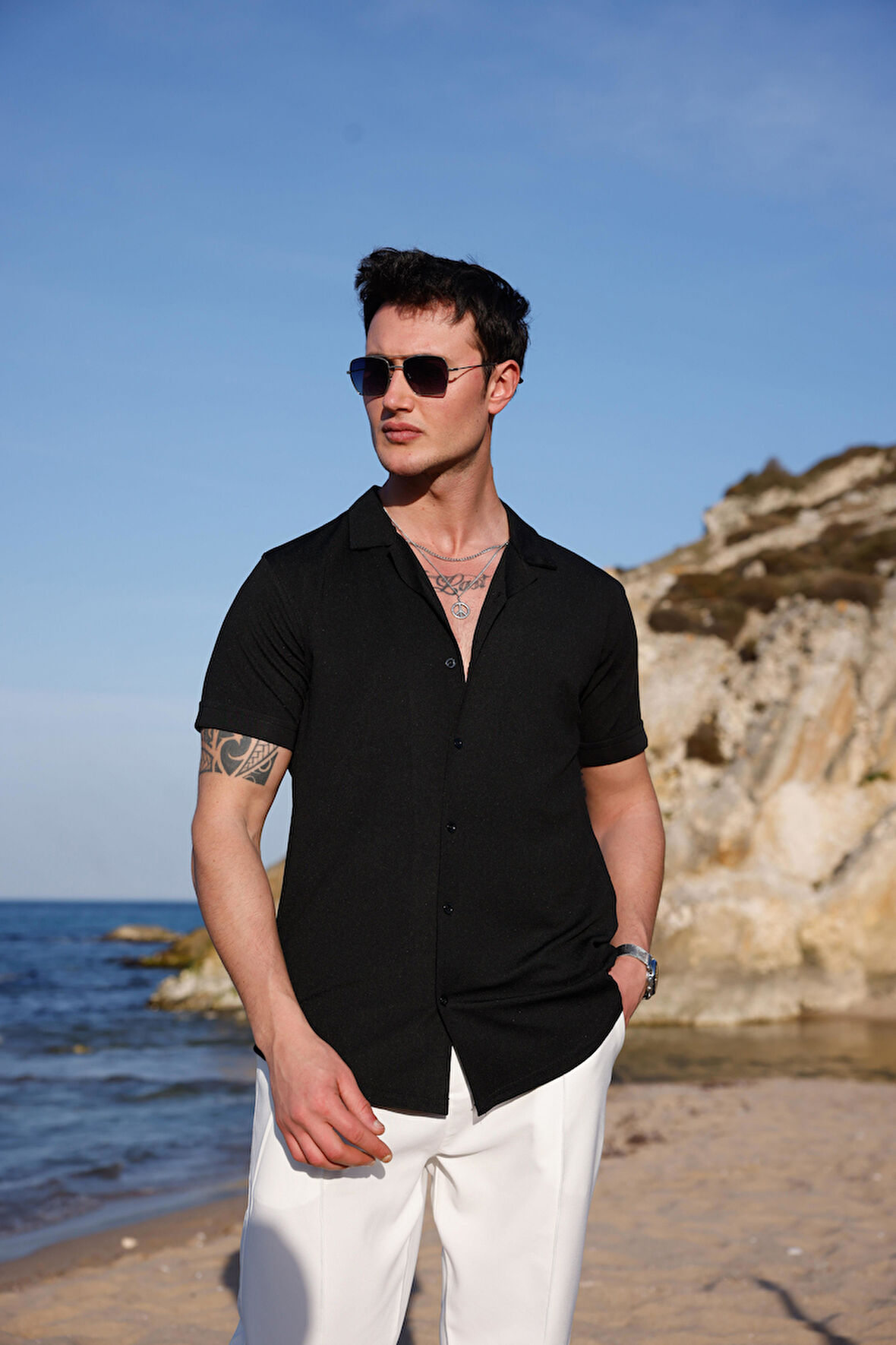 Siyah Renk Dokulu Kısa Kol Erkek Gömlek