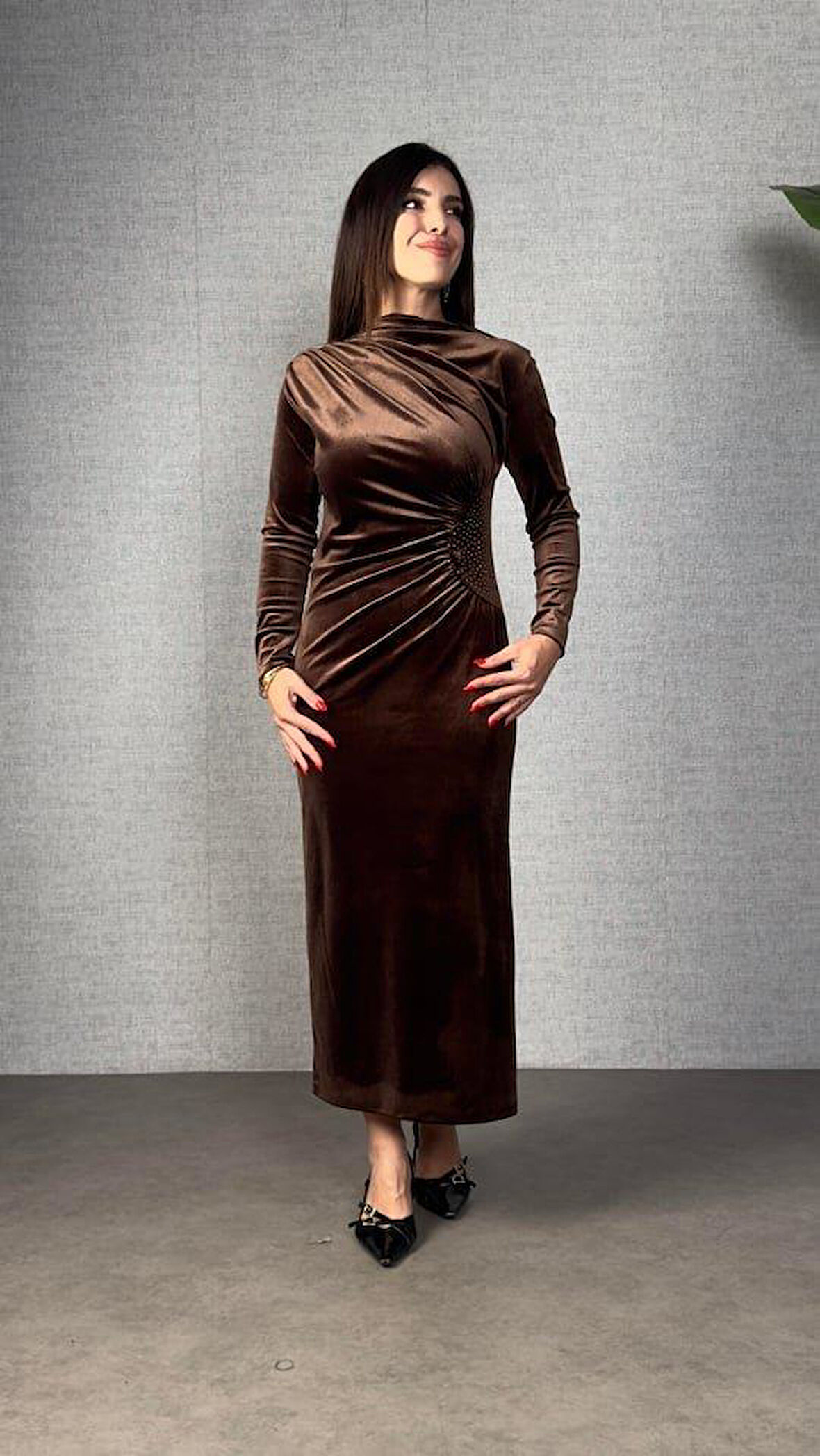 Kadınbalıkçı Yaka Büzgü Ve Taş Işleme Detay Maxi Boy Kadife Elbise