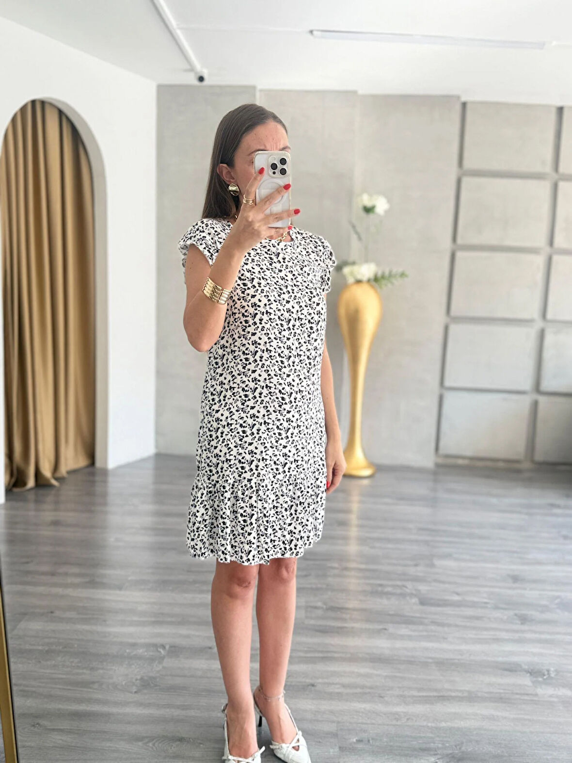 Kısa Kollu Bisiklet Yaka Etek Ucu Volanlı Kısa Dokuma Beyaz Elbise