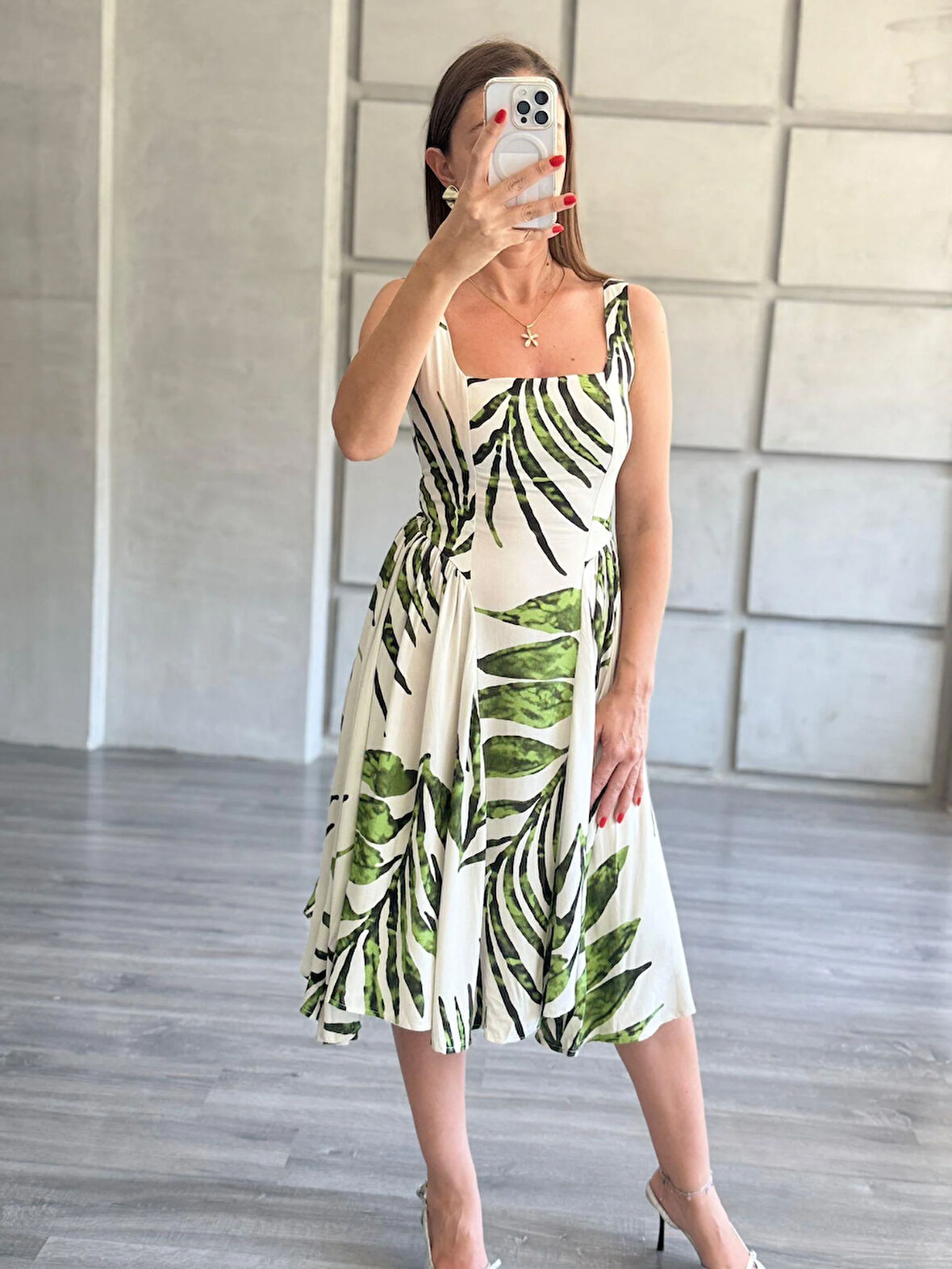 Yaprak Desenli Kloş Etekli Elbise