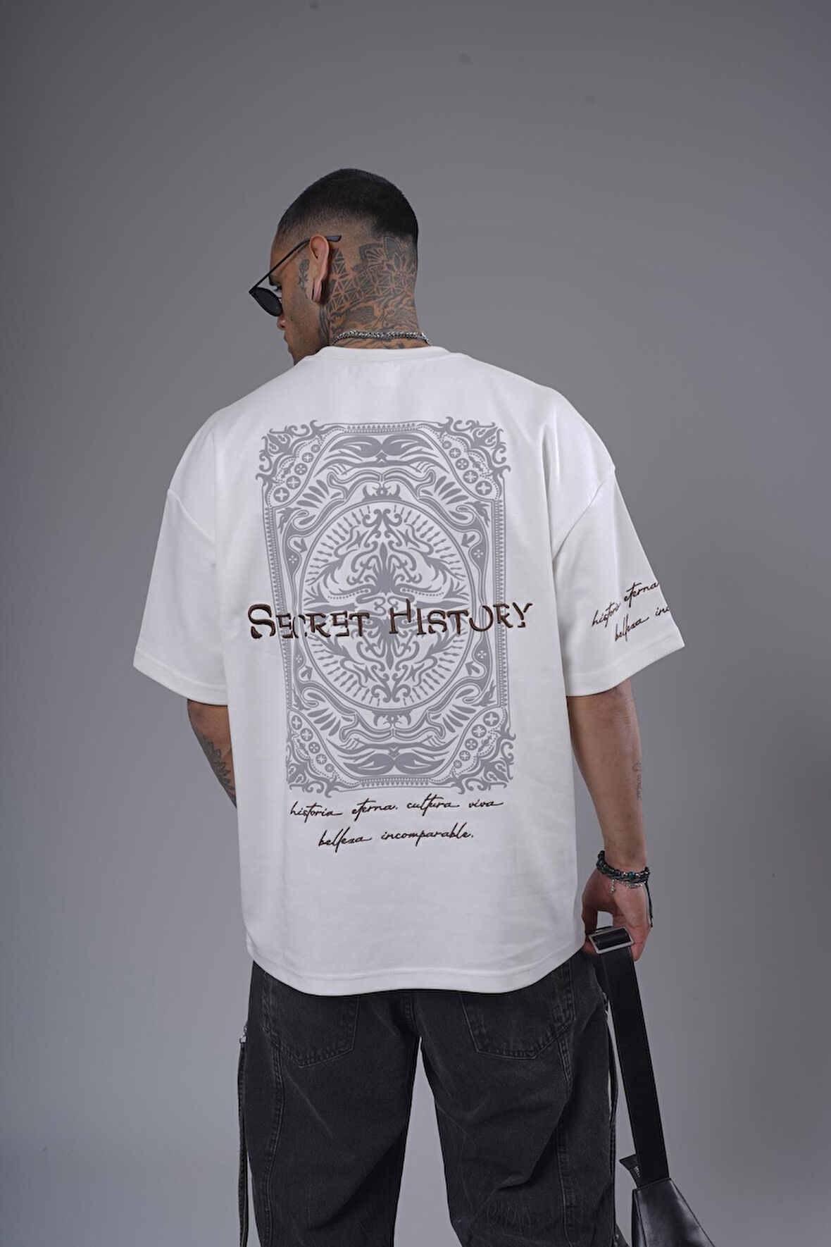 Sırtı Baskılı Nakış Detaylı Oversize Kalıp Unisex Tişört