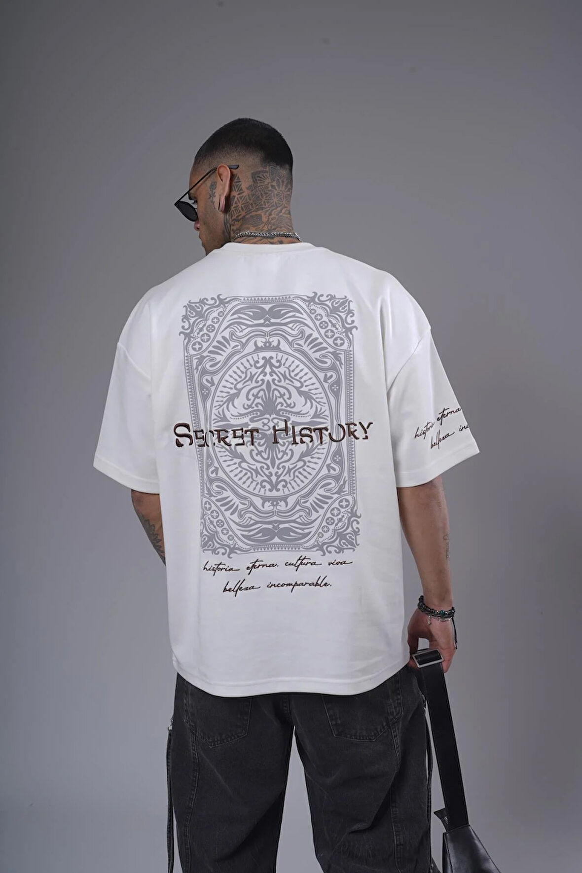 Sırtı Baskılı Nakış Detaylı Oversize Kalıp Unisex Tişört