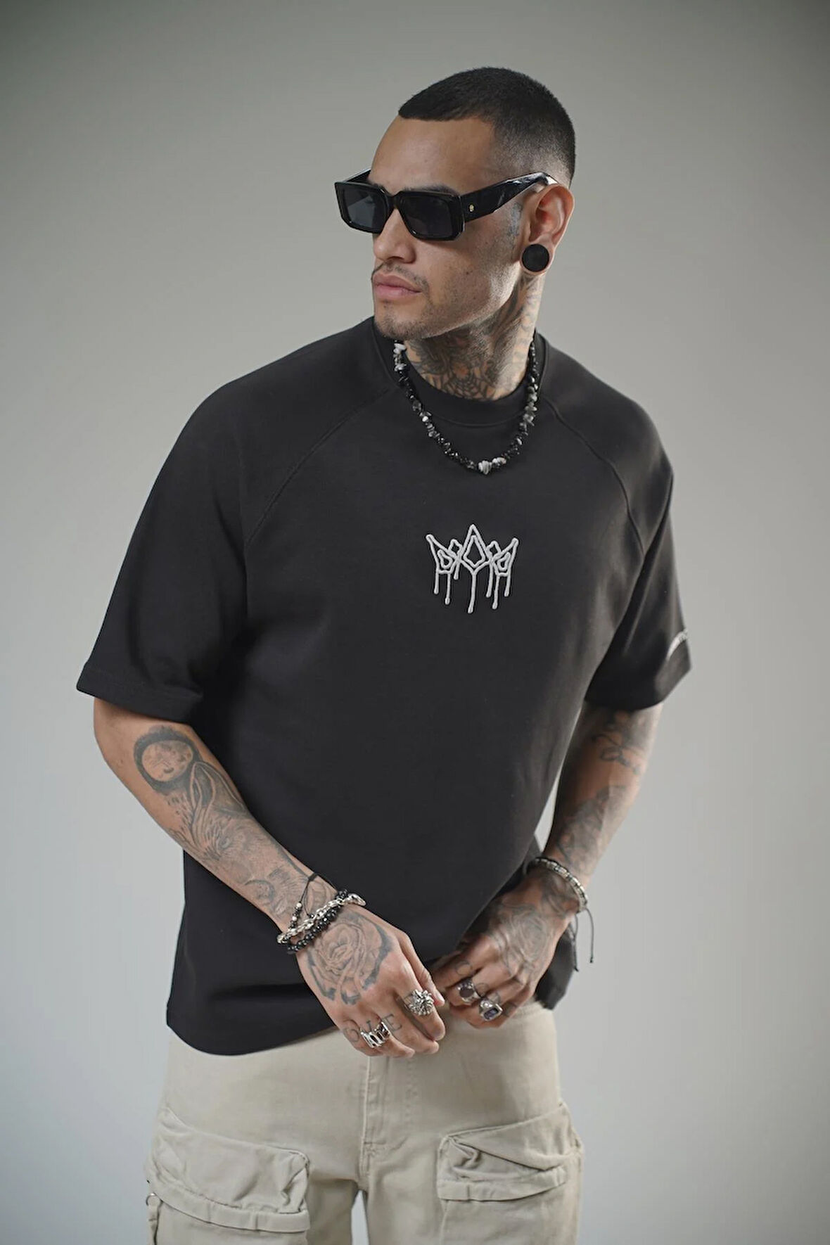 Önü Logolu Nakış Detaylı Reglan Kol Unisex Oversize Kalıp Tişört