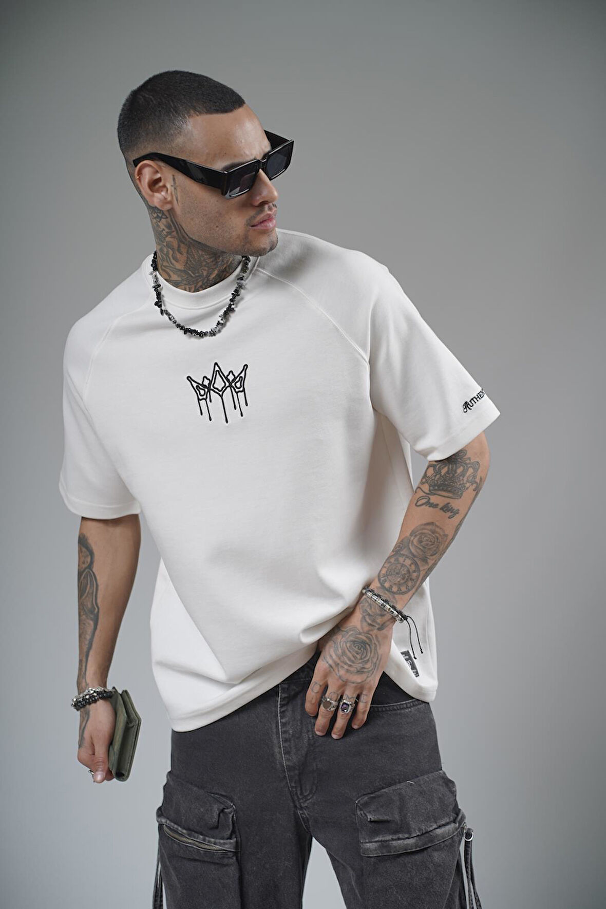 Önü Logolu Nakış Detaylı Reglan Kol Unisex Oversize Kalıp Tişört