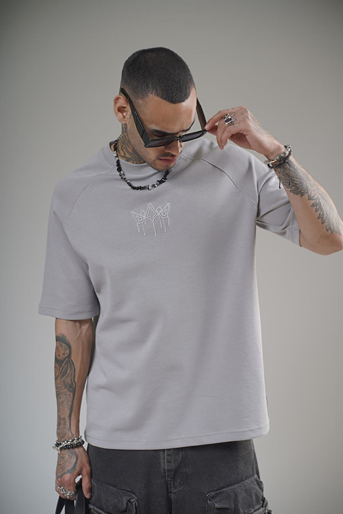 Önü Logolu Nakış Detaylı Reglan Kol Unisex Oversize Kalıp Tişört