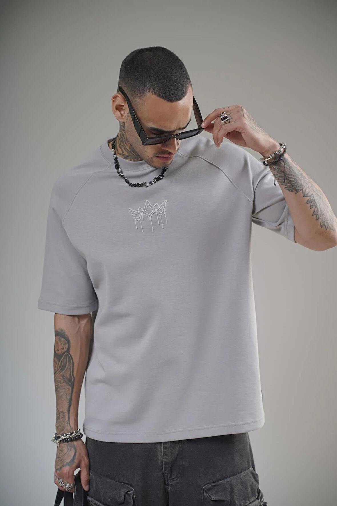Önü Logolu Nakış Detaylı Reglan Kol Unisex Oversize Kalıp Tişört