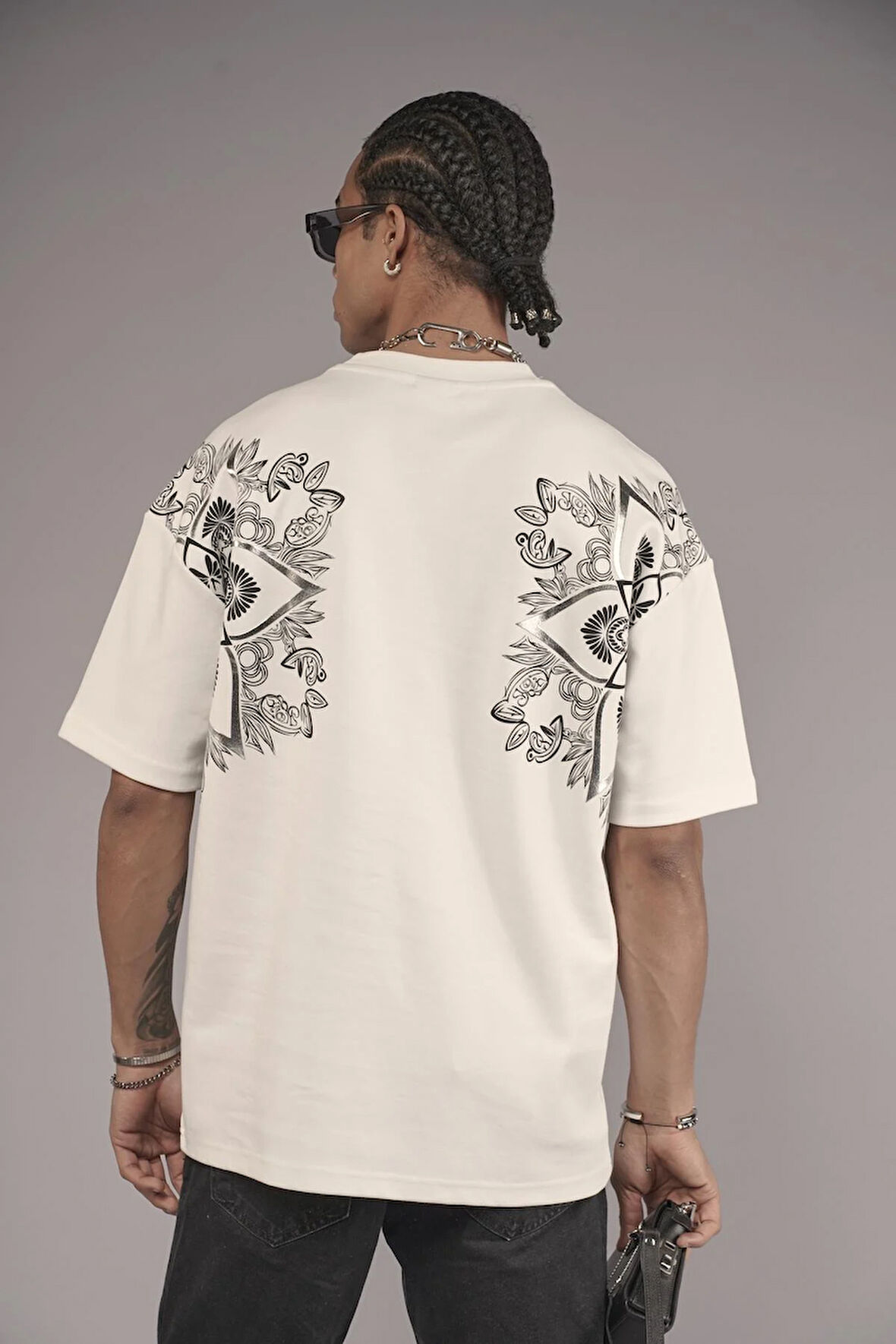 Sırtı Etnik Desenli Baskılı Oversize Kalıp Tişört