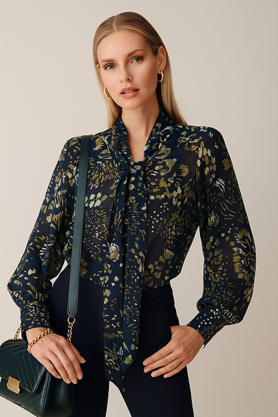 Kadın Lacivert Şifon Bluz Gömlek – Fular Detaylı Desenli Model