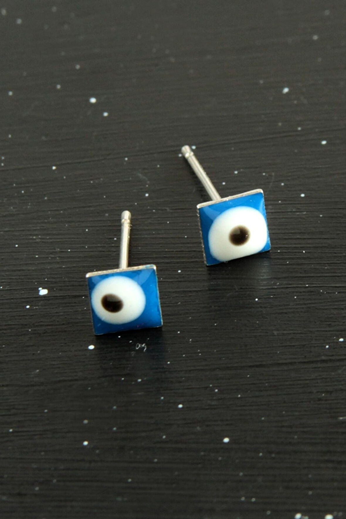 Mavi Renkli Kare Nazar Mineli Minik Küpe 1 Çift