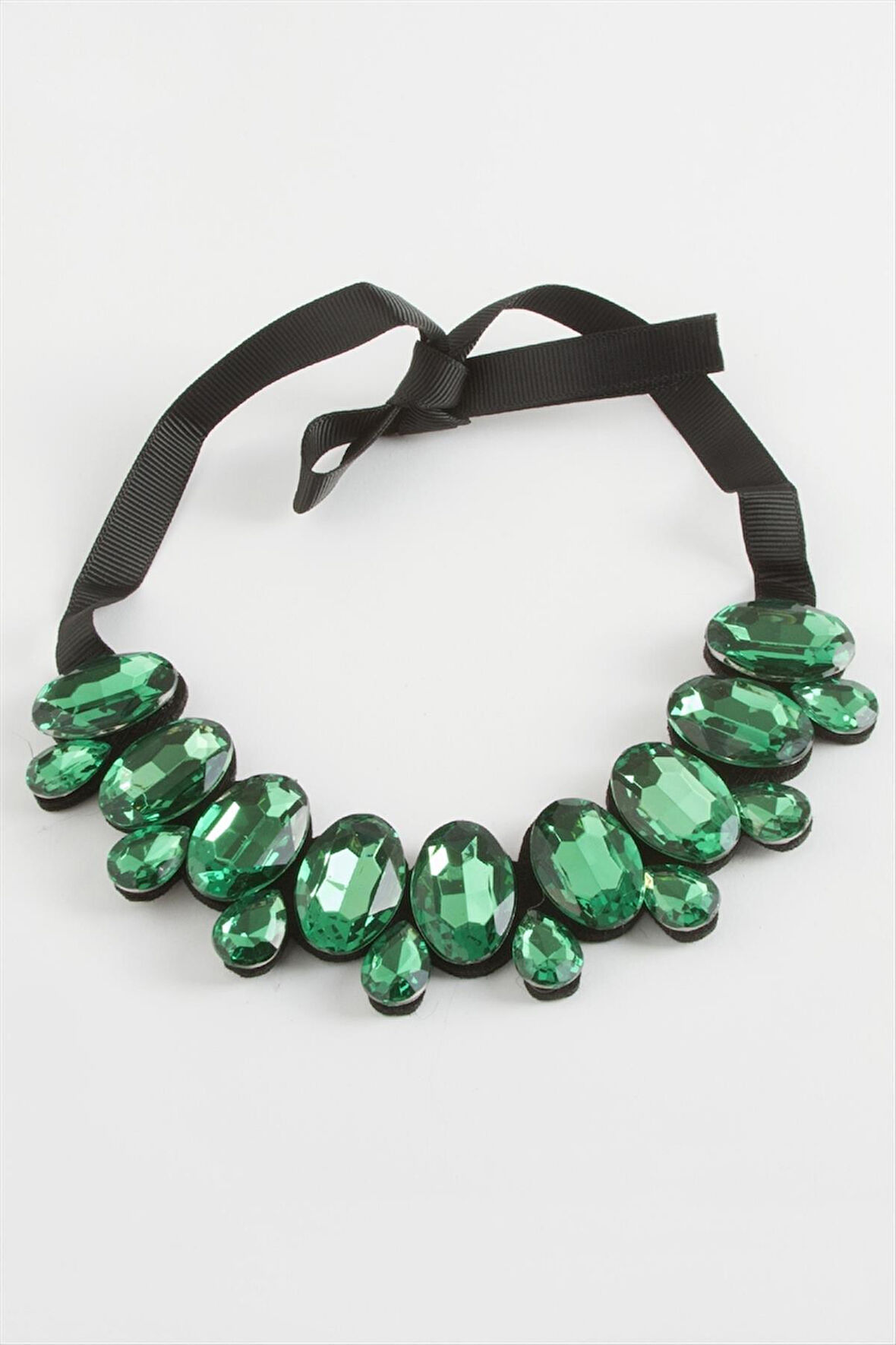 Oval Taşlı Yaka Kolye