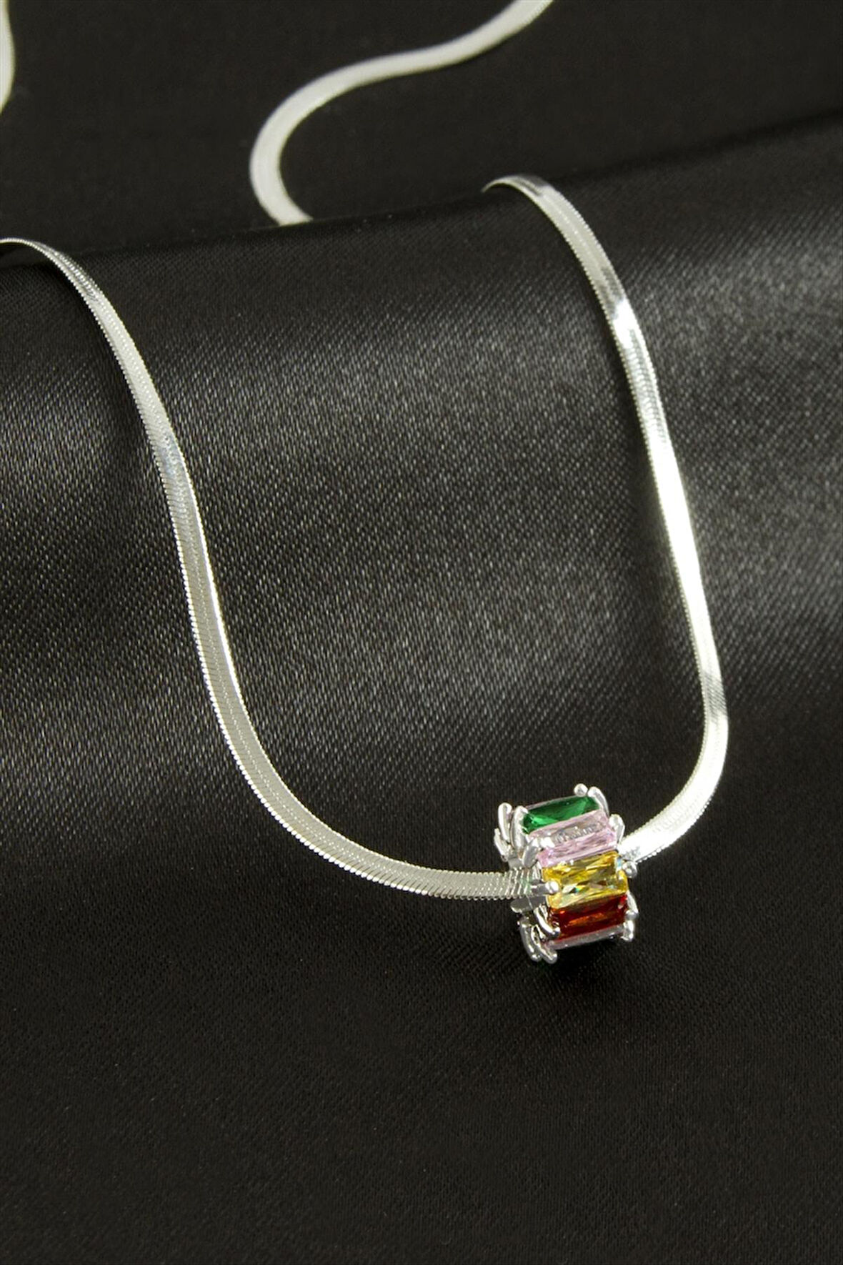 Baget Taşlı Lüks Çelik Kolye