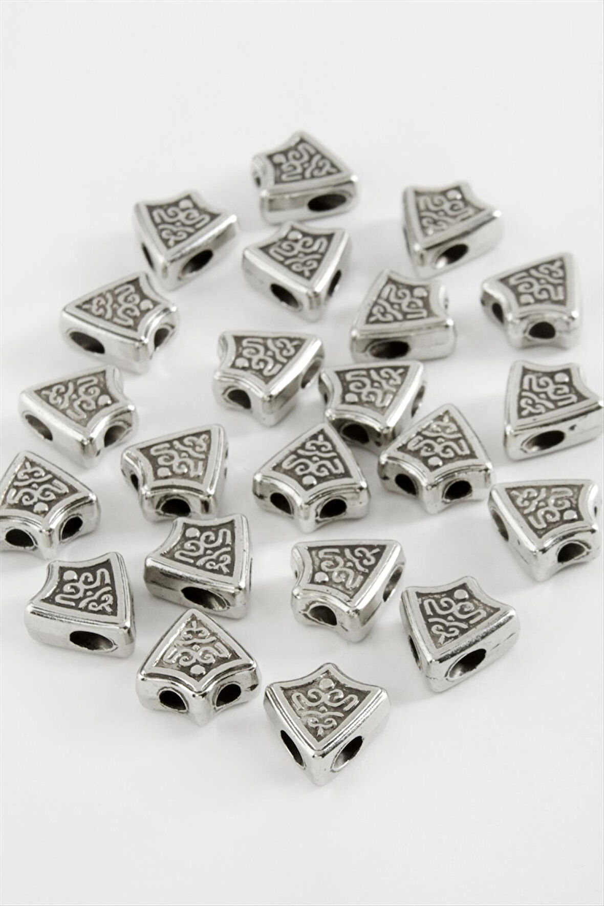 Plastik Üçgen Tesbih Püskül Ara Aparatı 50 Gram