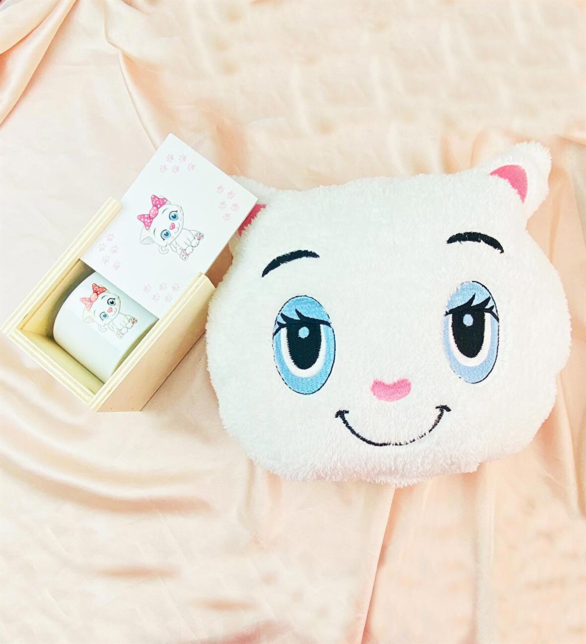 Sevimli Kedi Tasarımlı Peluş Yastık Ve Kutulu Kupa Set