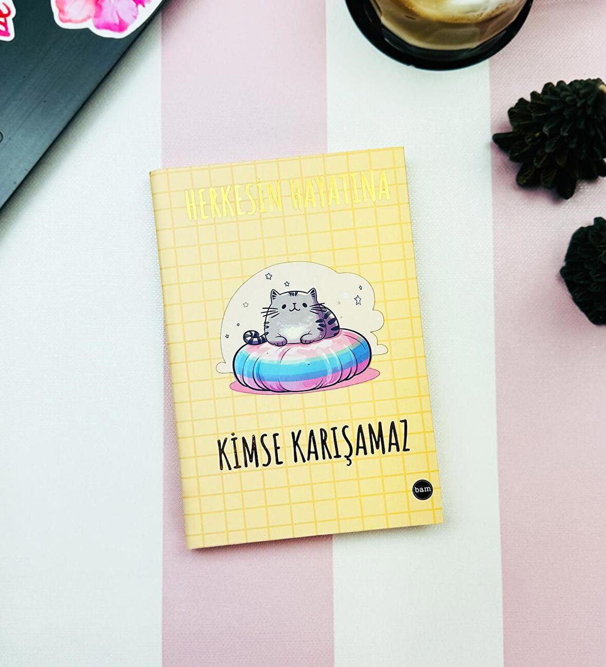 Herkesin Hayatına Kimse Karışamaz Tasarımlı Lastikli Defter
