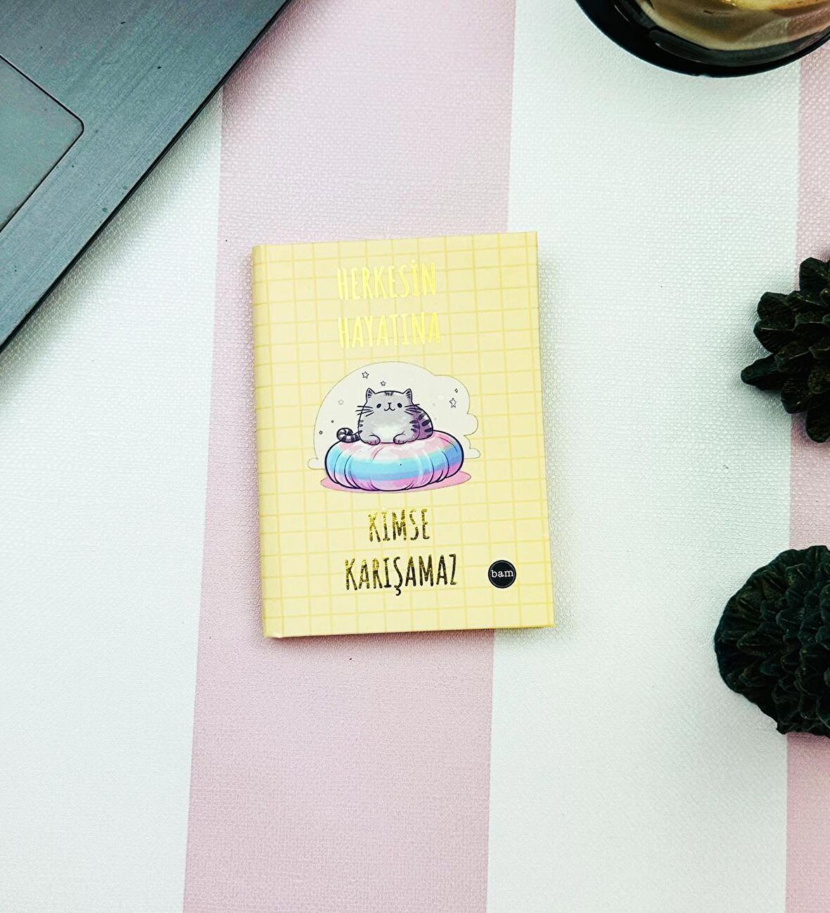 Herkesin Hayatına Kimse Karışamaz Tasarımlı Sert Kapaklı Mini Defter