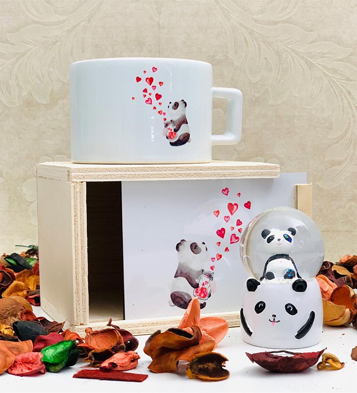 Panda Tasarımlı Kutulu Kupa Ve Mini Kar Küresi