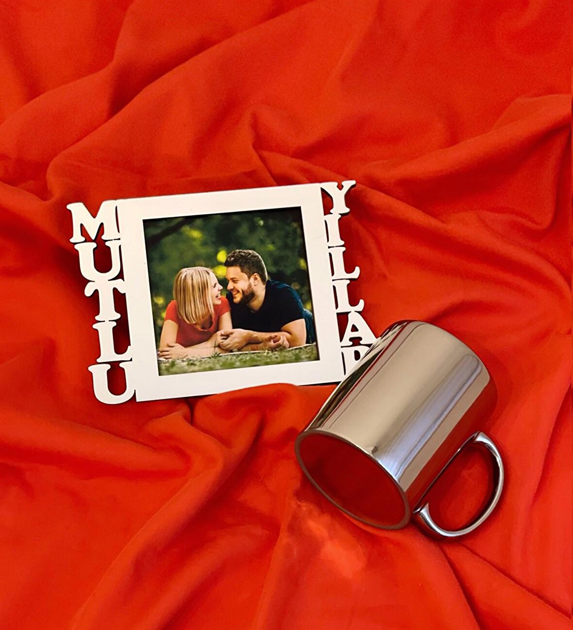 Mutlu Yıllar Fotoğraf Standlı Mdf Gümüş Çerçeve Ve Gümüş Kupa Set