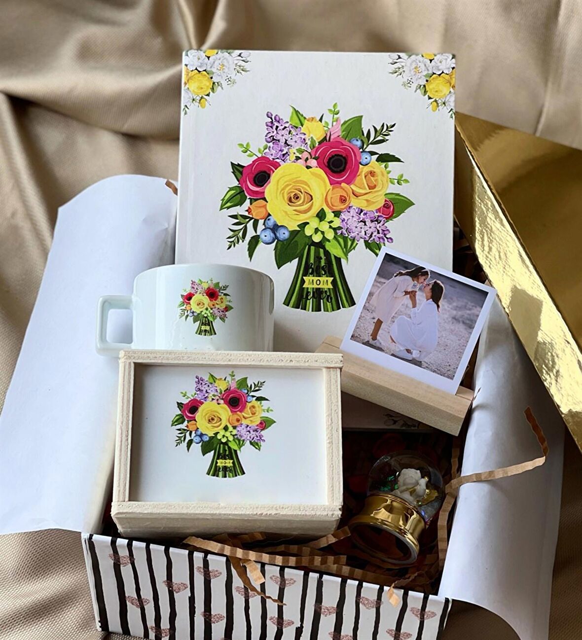 Best Mom Tasarımlı Kutulu Kupa Sert Kapaklı Defter Mini Altınyaldızlı Melek Kar Küresi Ve Ahşap Fotoğraf Standı Anneler Günü Hediye Seti