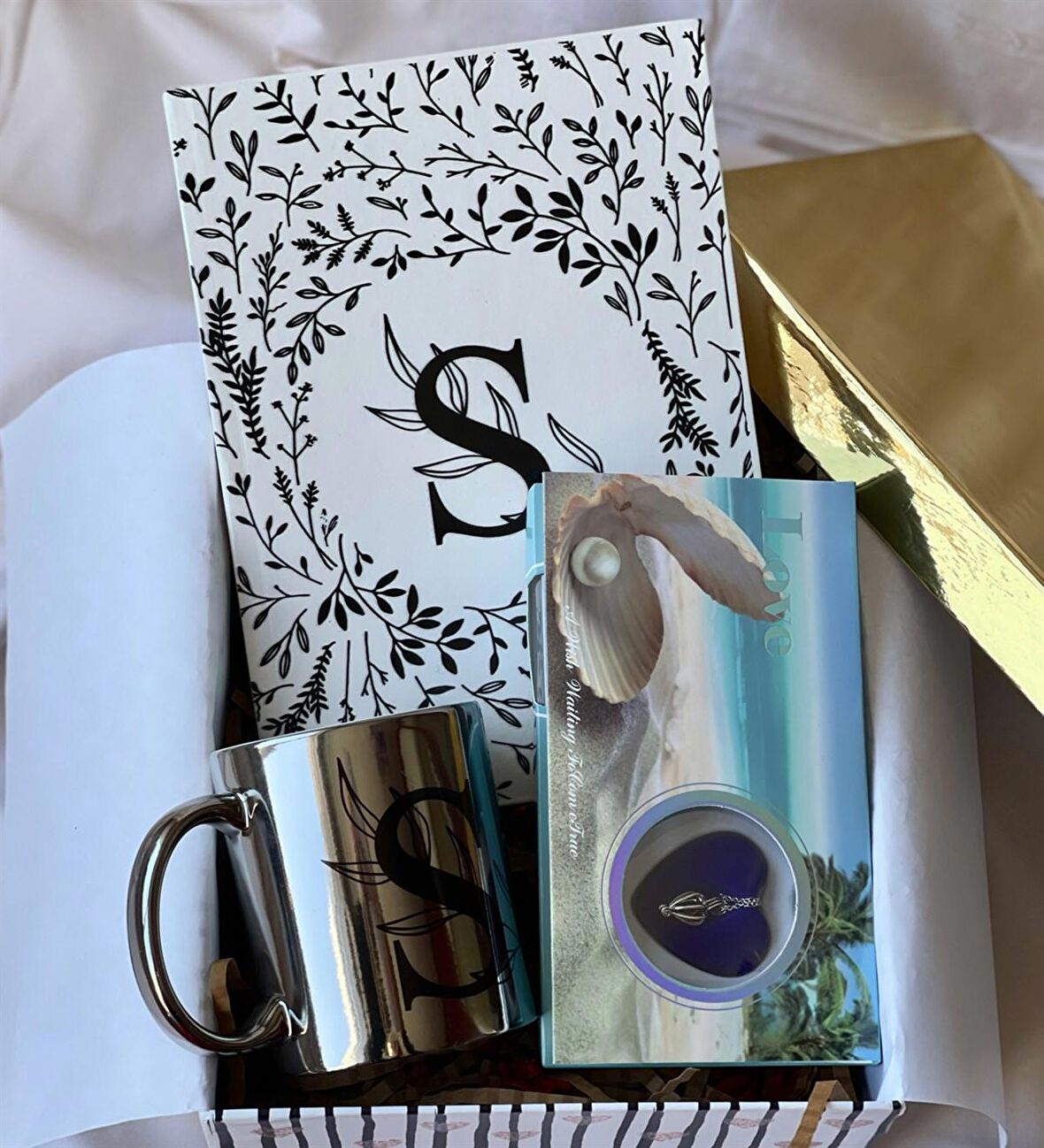 Kişiye Özel Harfli Çiçek Tasarımlı Sert Kapaklı Defter Gümüş Kupa Ve İnci Kolye Hediye Seti