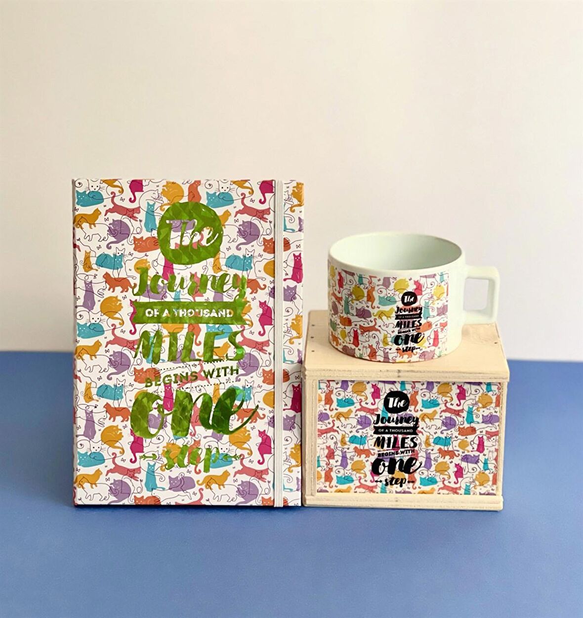 Renkli Kedi Motto Tasarımlı Lastikli Defter Ve Kutulu Kupa Set