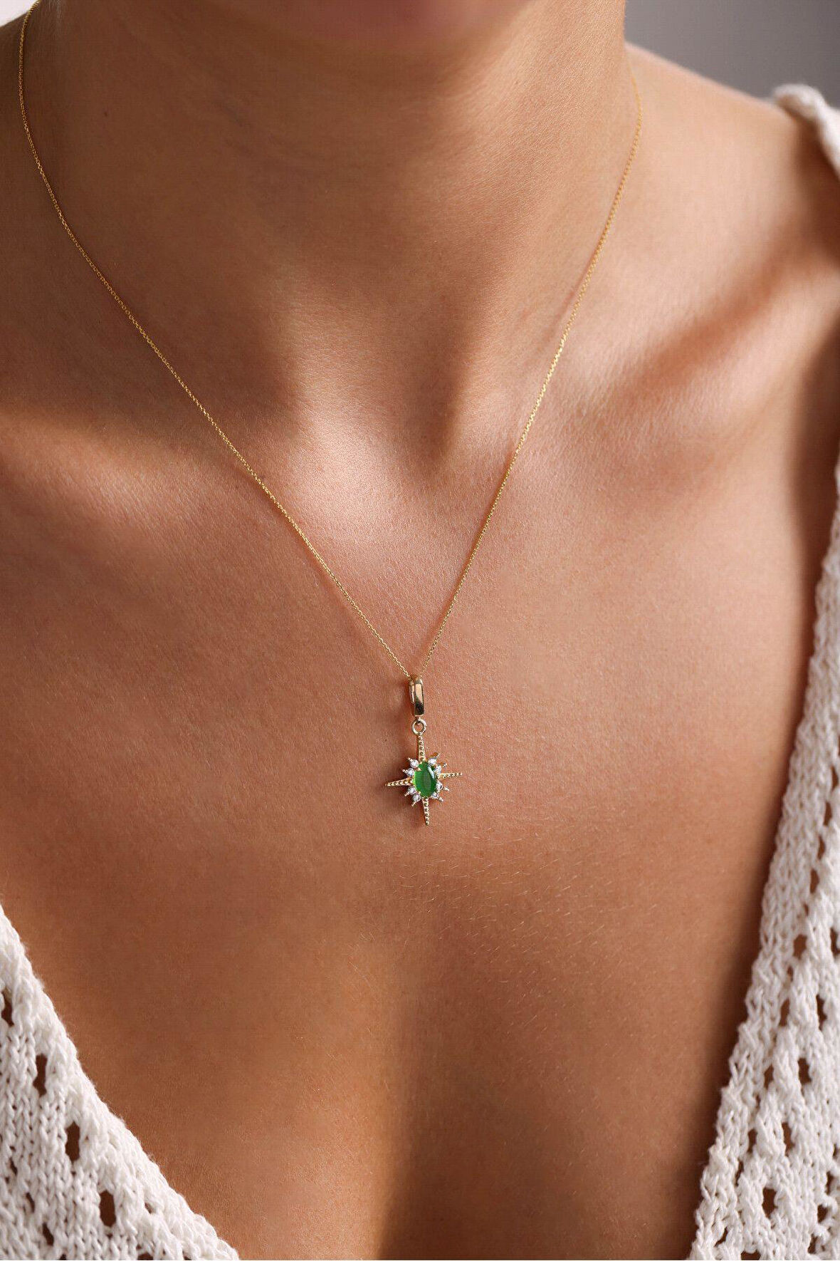 Yeşil Oval Taşlı Kutup Yıldızı Kilitli Charm Kolye