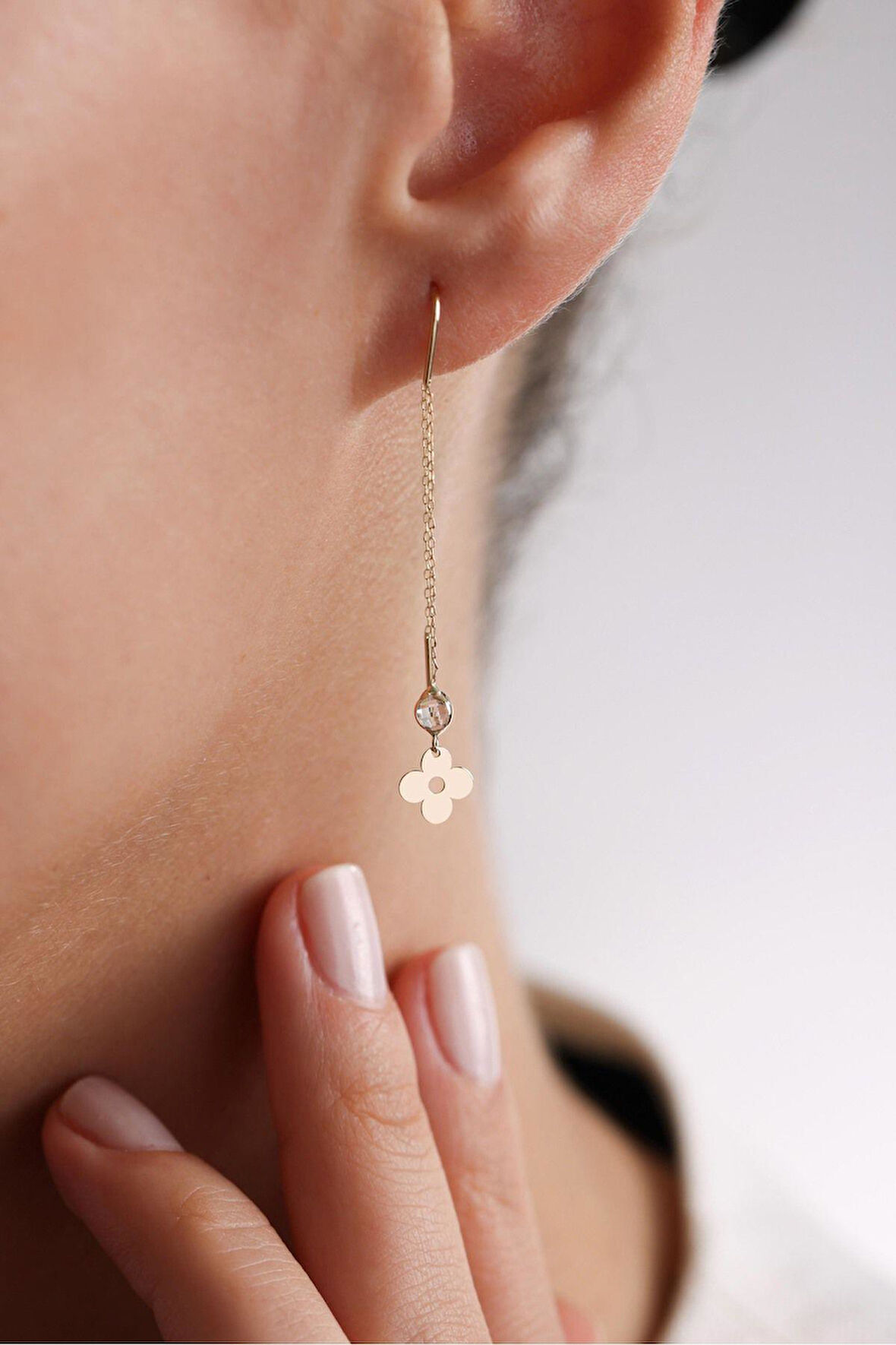 Sallantılı Taşlı Yonca Işıltılı Küpe