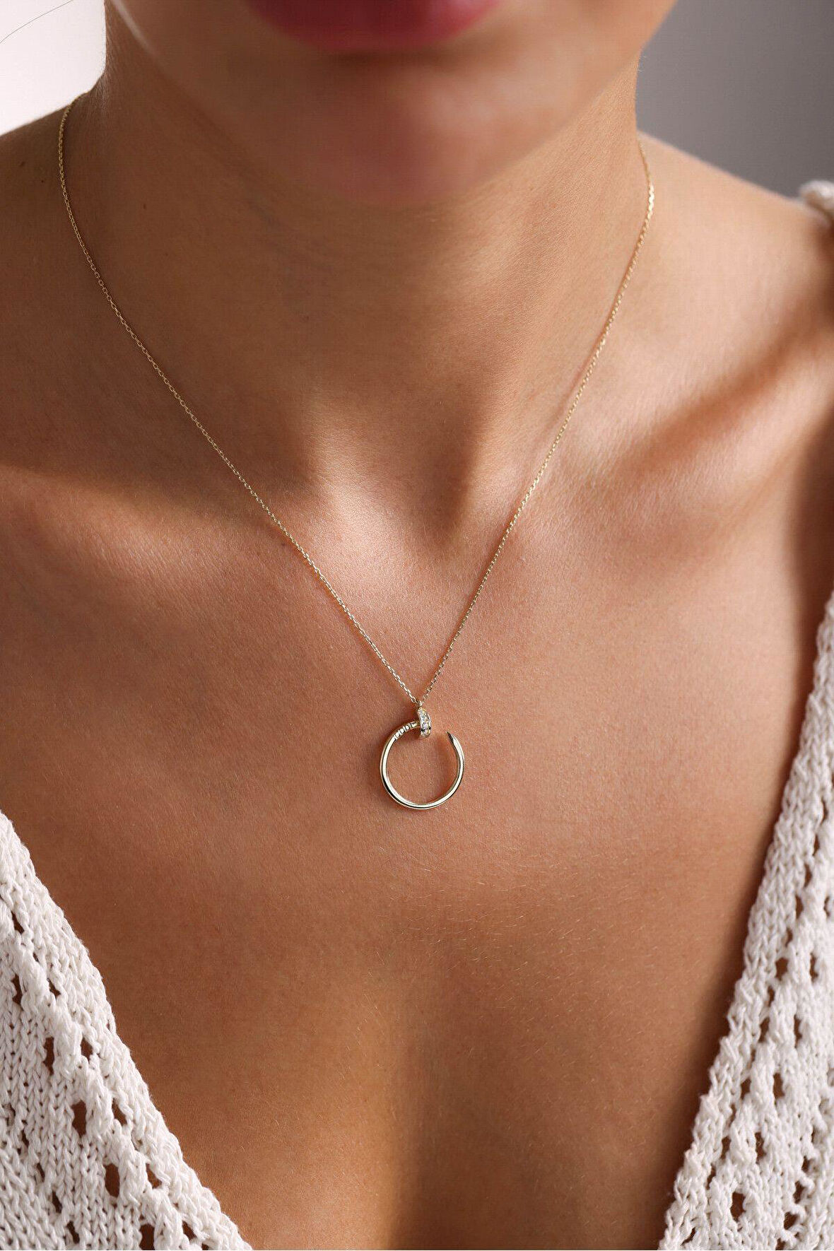 Beyaz Taşlı Çivi Turn Kolye