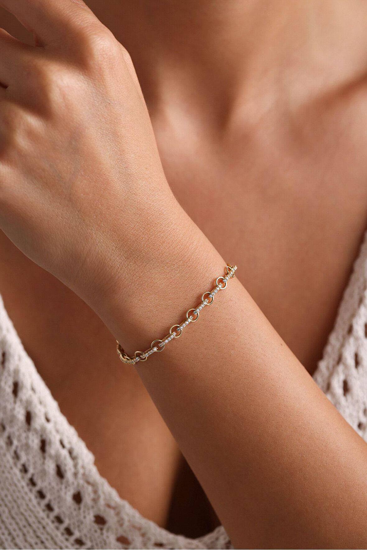 Halka Detaylı Taşlı Linaetta Bileklik