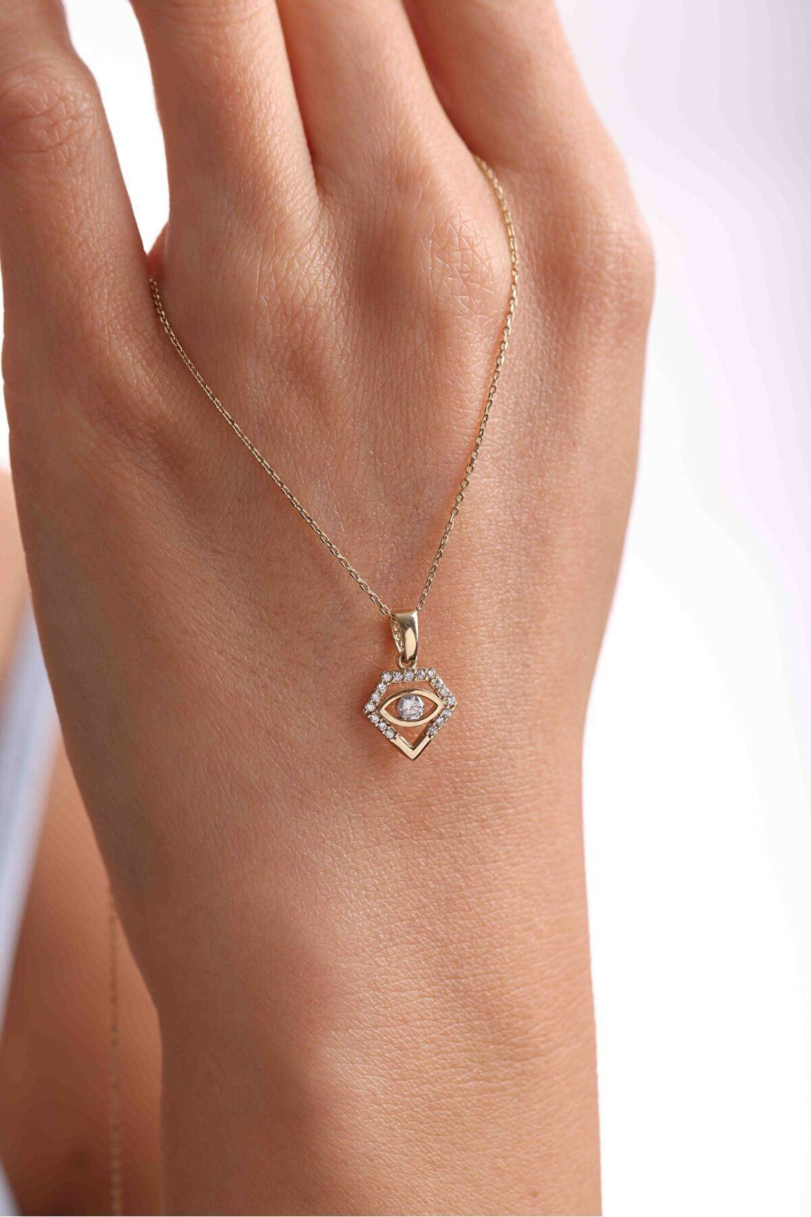 Taşlı Beşgen Göz Kolye