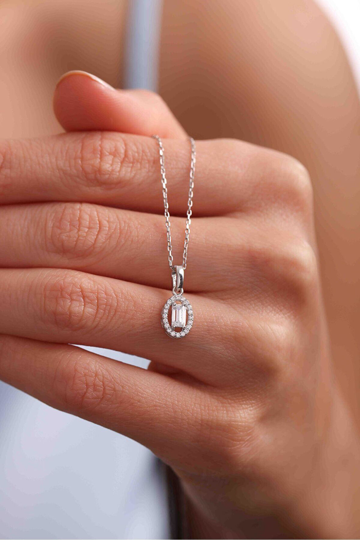 Oval Form Taşlı Beyaz Altın Baget Kolye