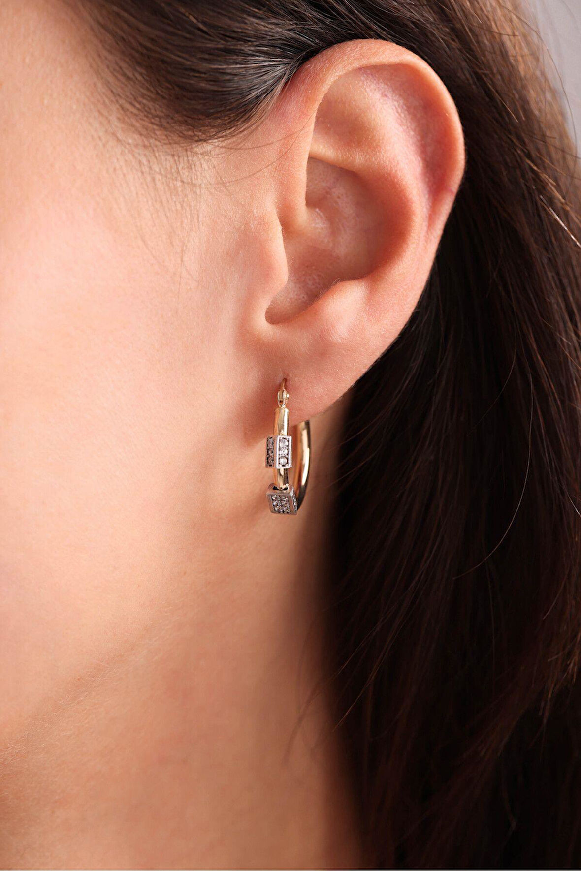 Taşlı Beyaz Altın Detaylı Halka Küpe