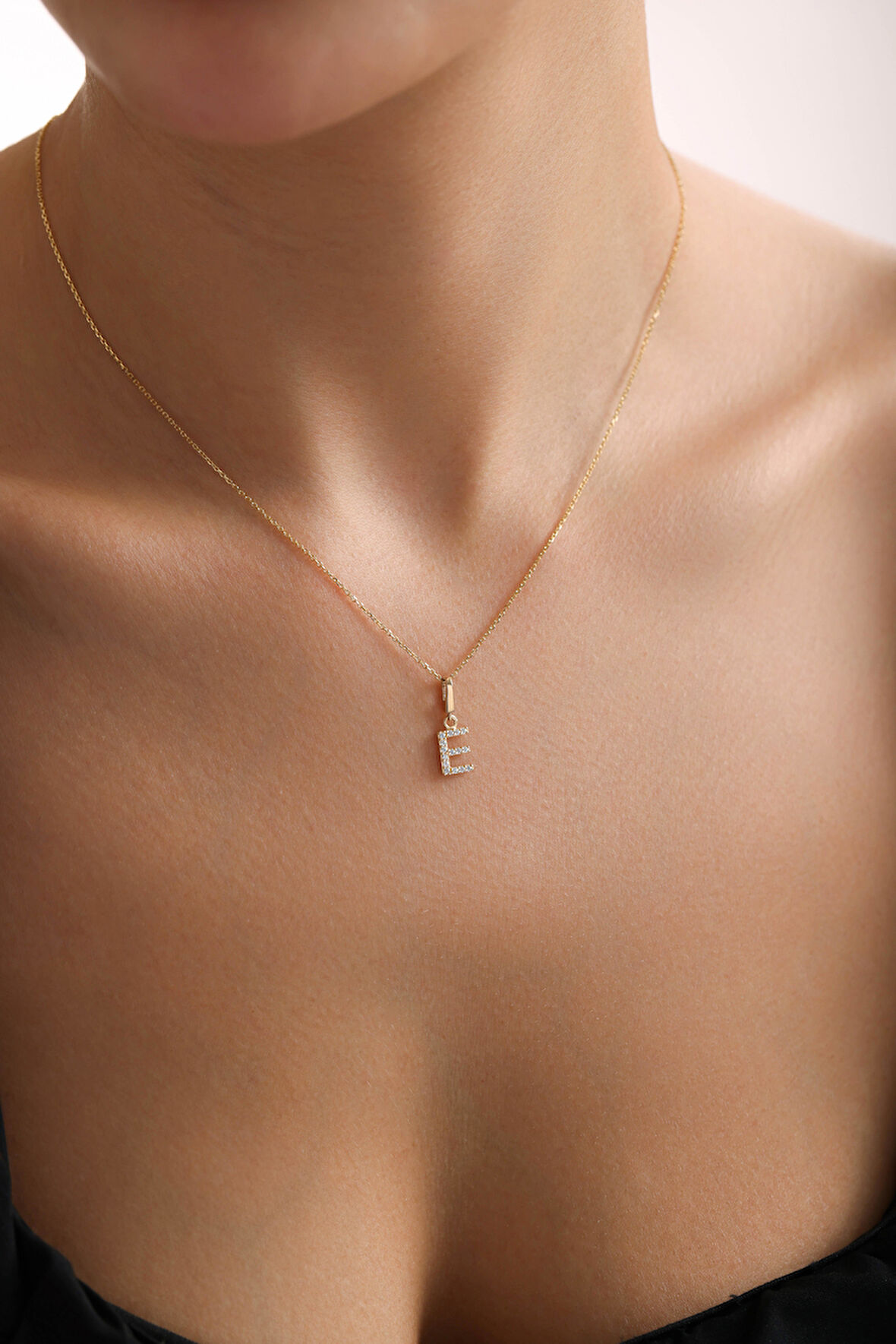 Taşlı E Harf Kilitli Charm Kolye