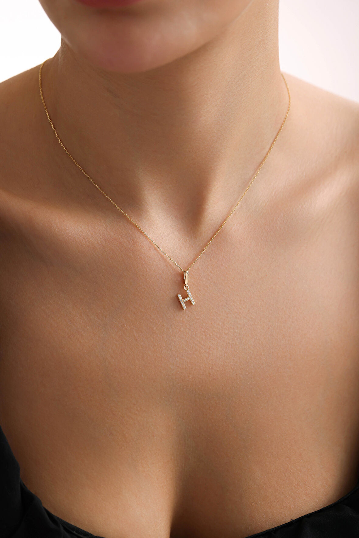 Taşlı H Harf Kilitli Charm Kolye