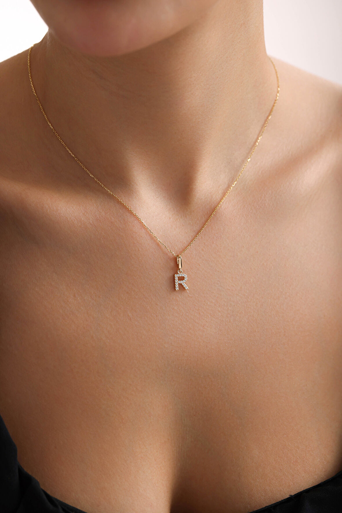 Taşlı R Harf Kilitli Charm Kolye