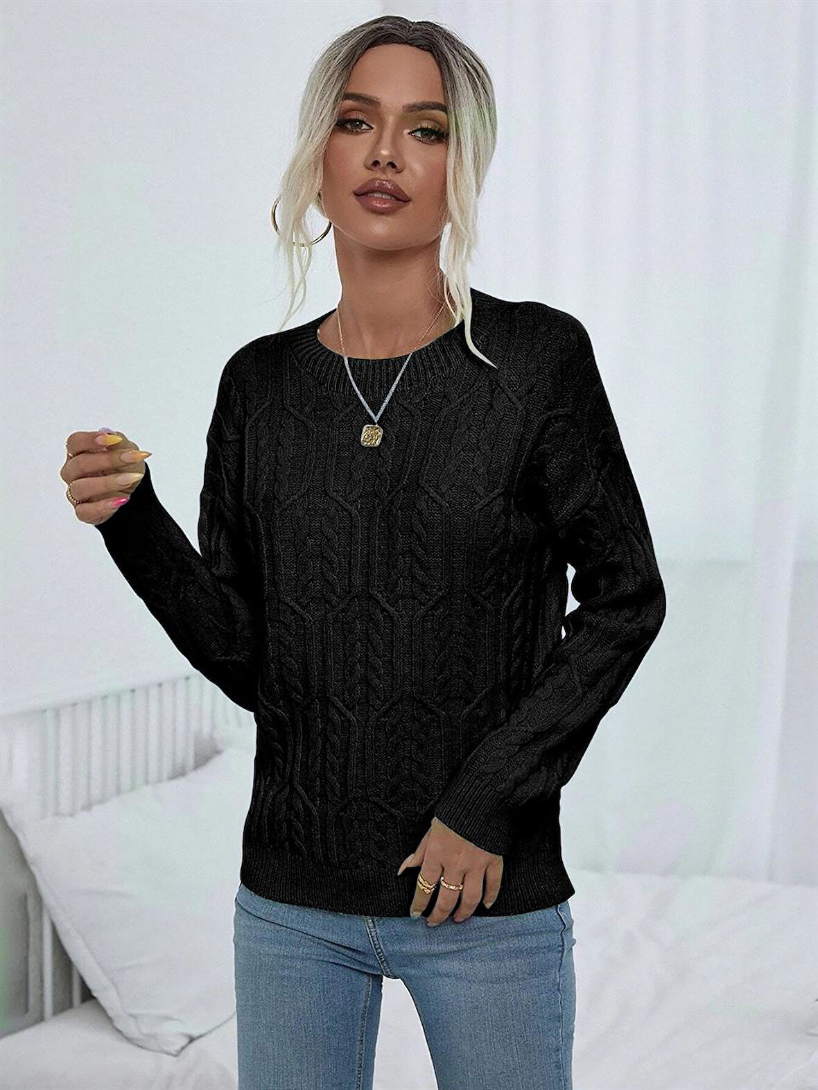 Saç Örgülü Bisiklet Yaka Motifli Kol Detaylı Siyah Triko Kazak