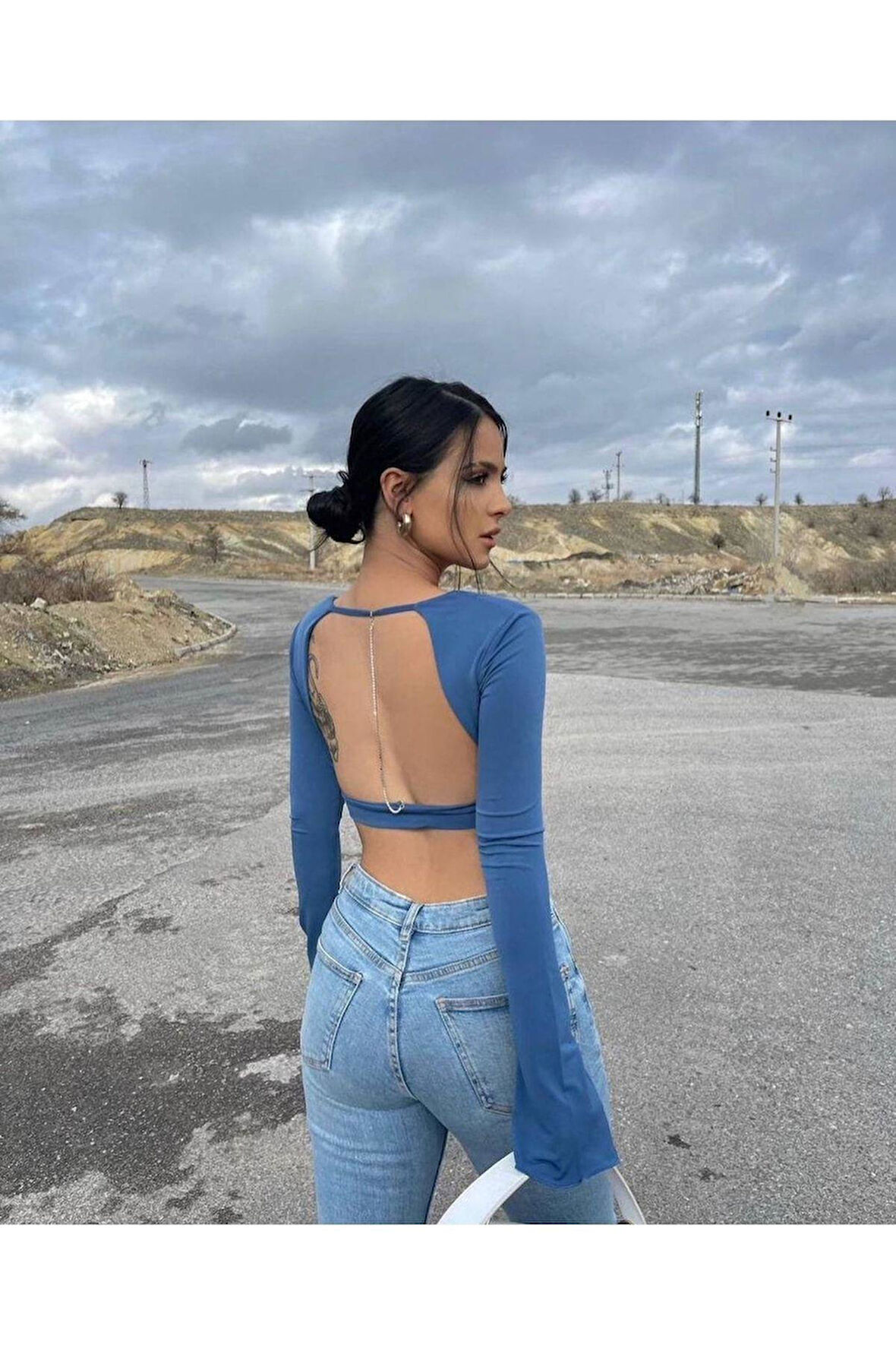 Sırt Dekolteli Zincir Detaylı Crop