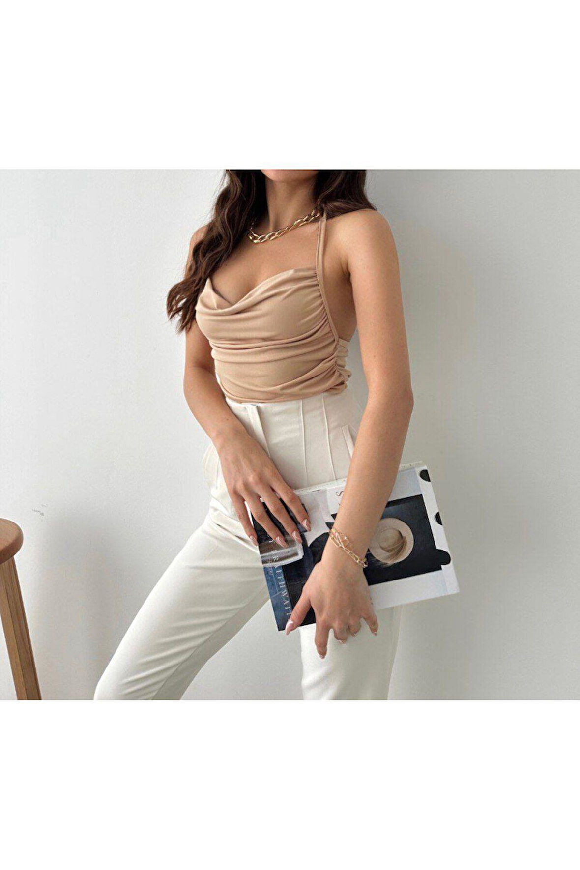 Degaje Yaka Sırt Dekoltesi Sandy Bluz