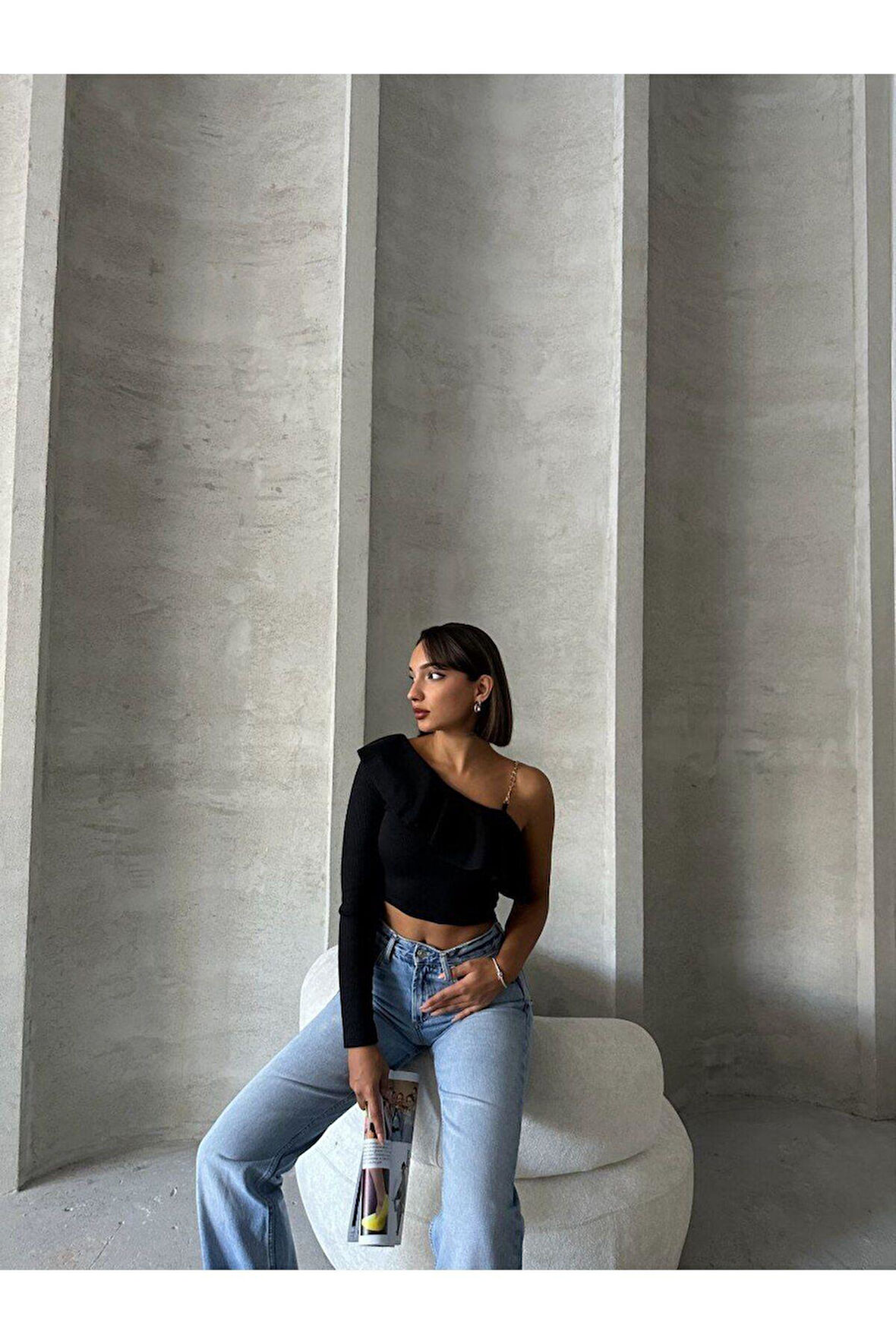 Önü Gipeli Tek Omuz Zincir Detaylı Uzun Kol Bürümcük Bluz