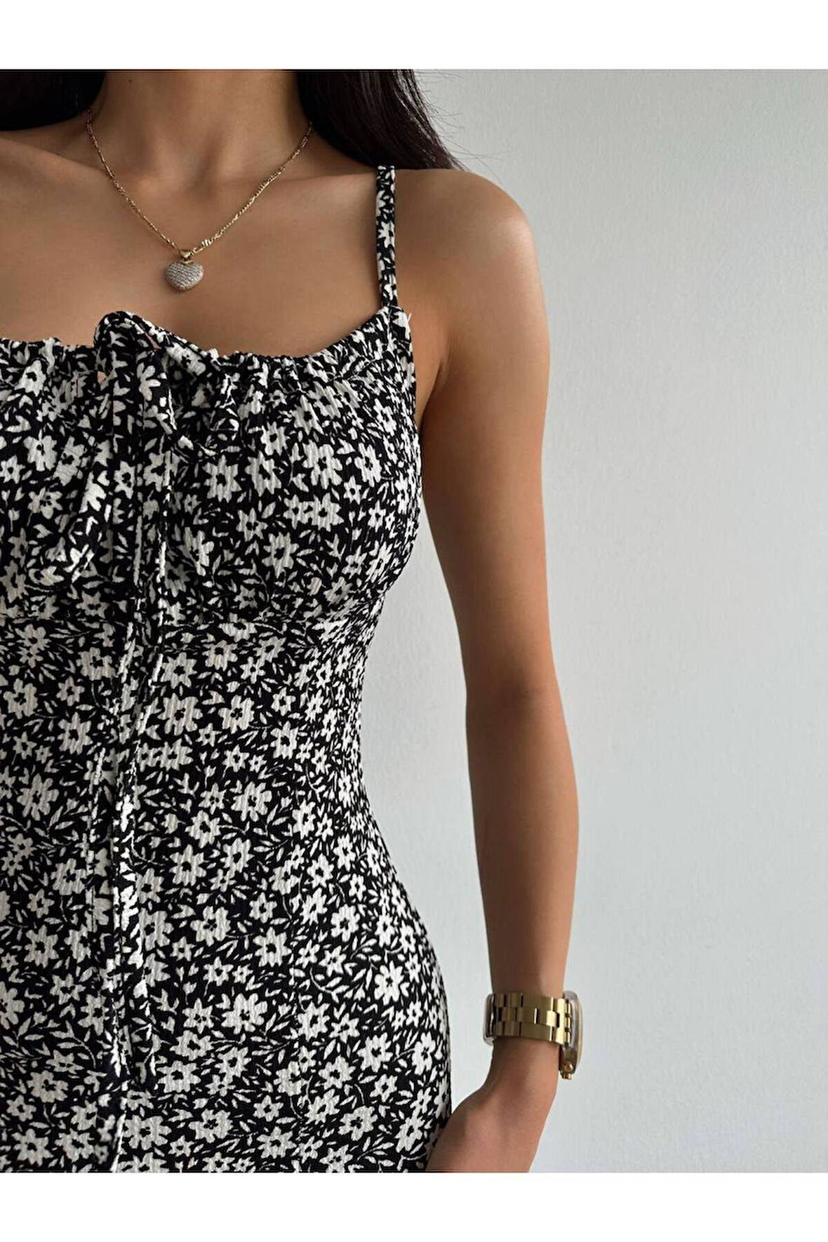 Çiçek Desenli Askılı Yırtmaçlı Midi Elbise