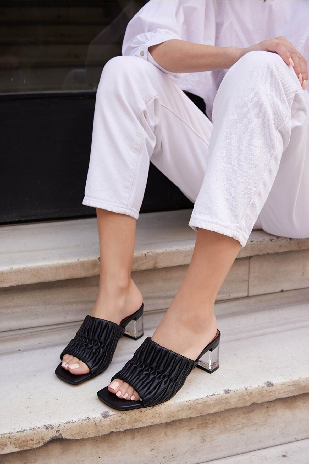 Kadın Koyu Krem Hakiki Deri Topuk Detaylı Terlik