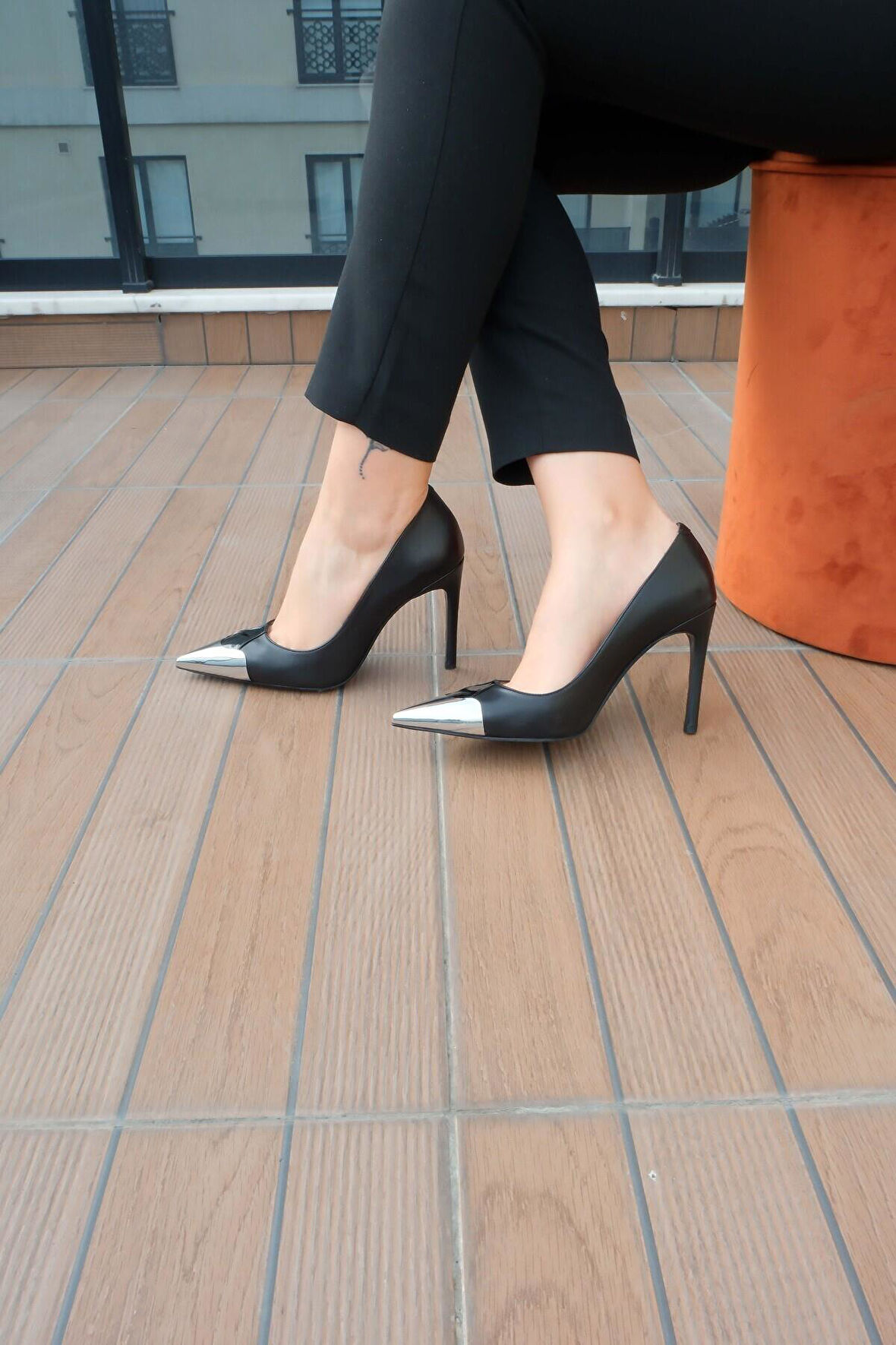 Kadın Siyah Deri Burun Tokalı Stiletto