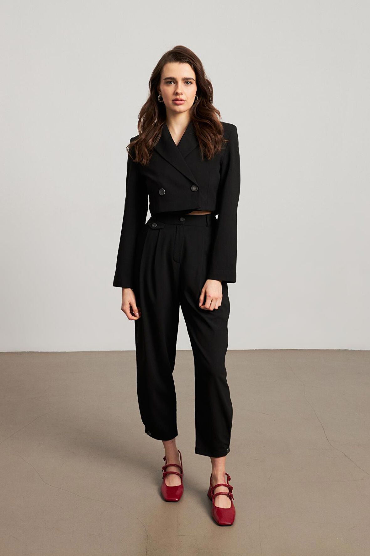 Kruvaze Yaka Vatkalı Crop Siyah Kadın Blazer Ceket