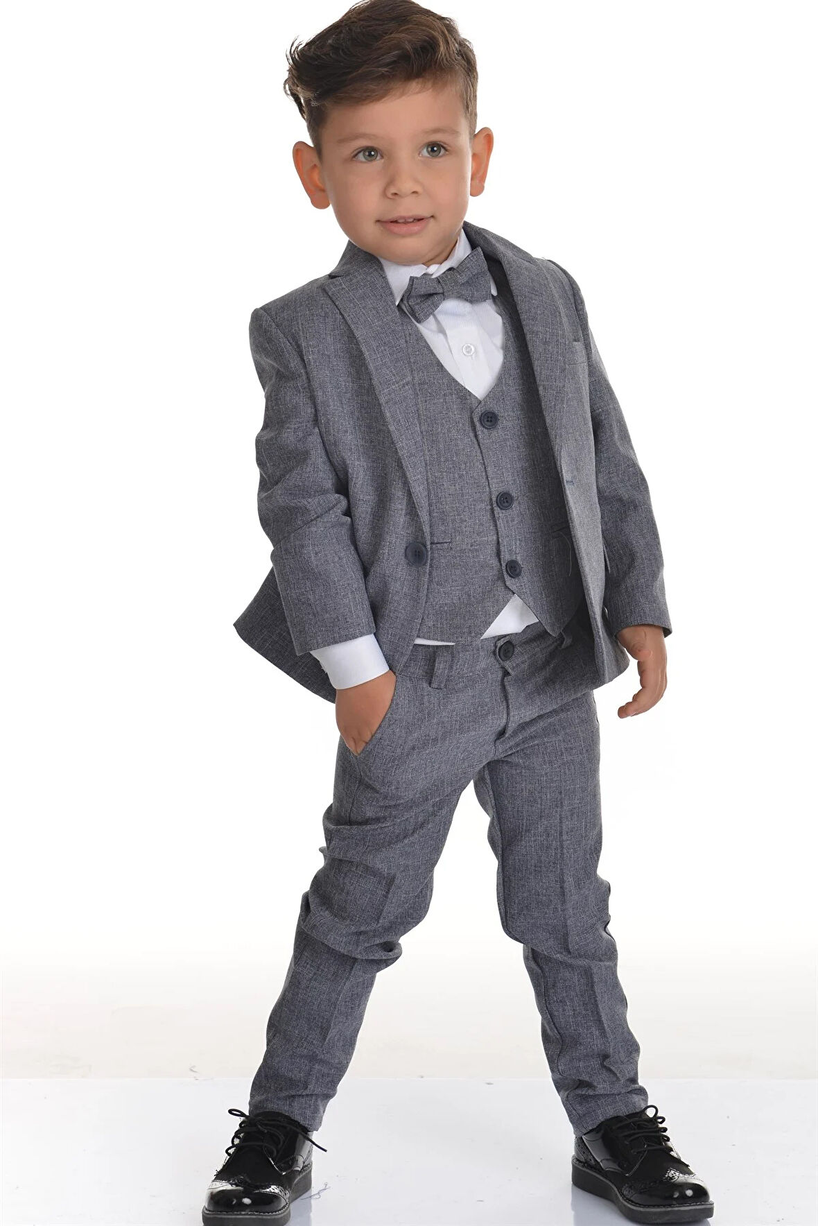 Gri Yelekli Papyonlu Erkek Çocuk Takım Elbise