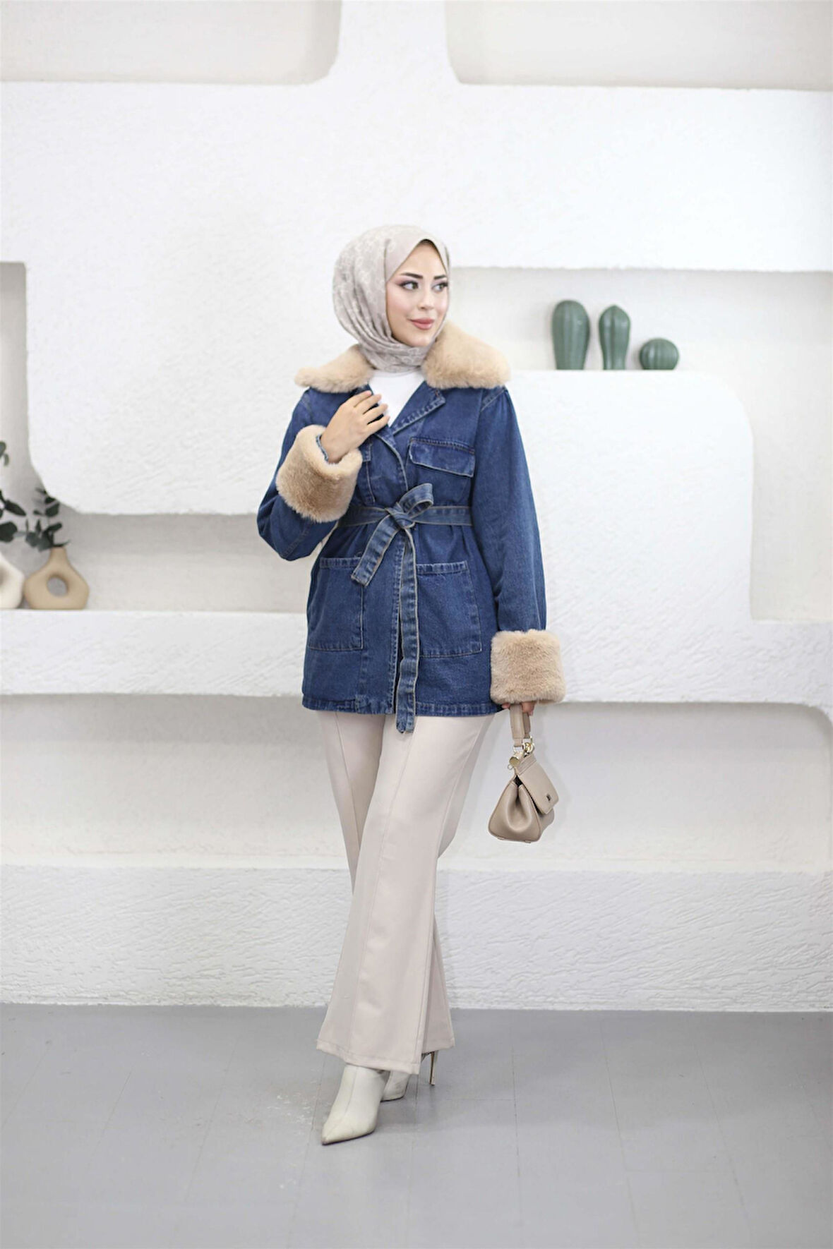 81185 Yakası Ve Kol Uçları Kürk Detaylı Kuşaklı Kot Ceket