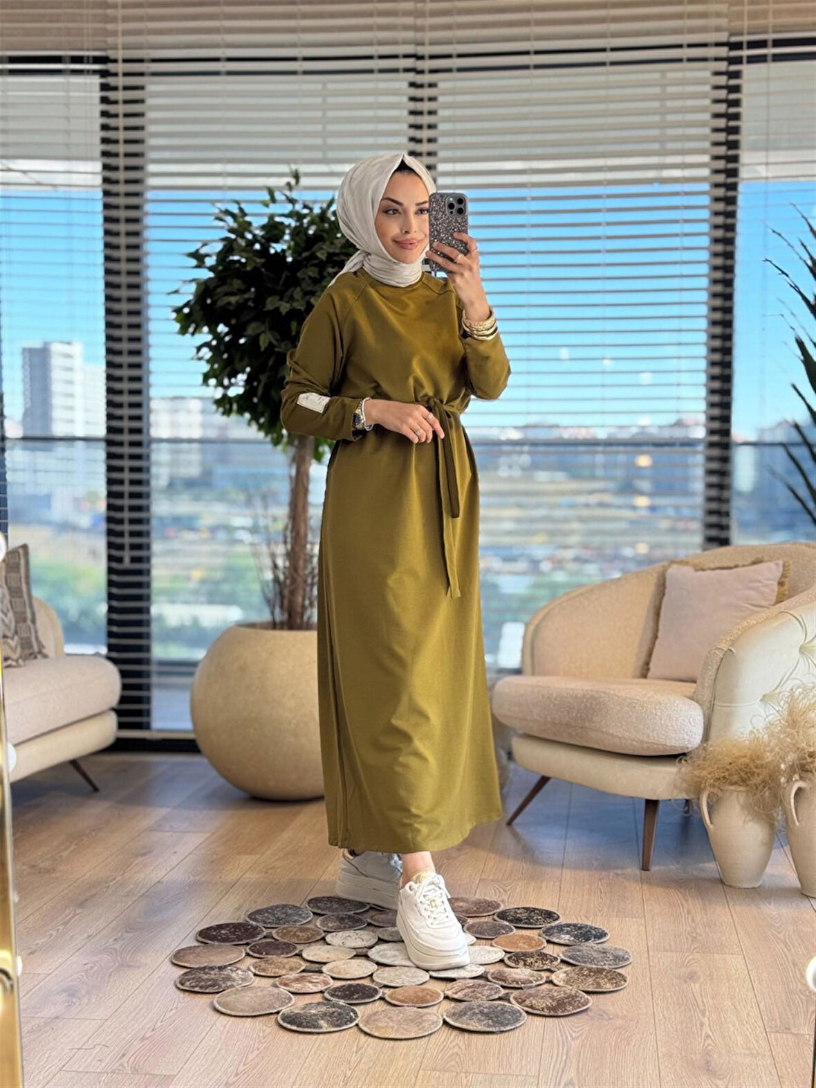 2400 Kolu Etiket Detaylı Kuşaklı Uzun Elbise