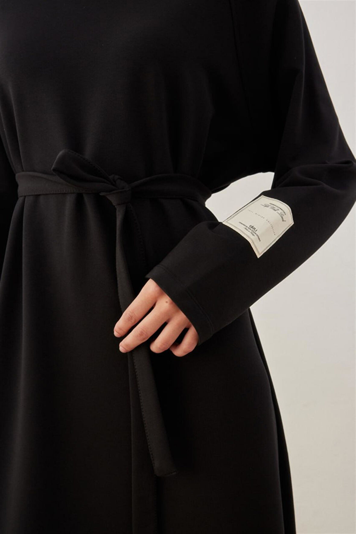 2400 Kolu Etiket Detaylı Kuşaklı Uzun Elbise