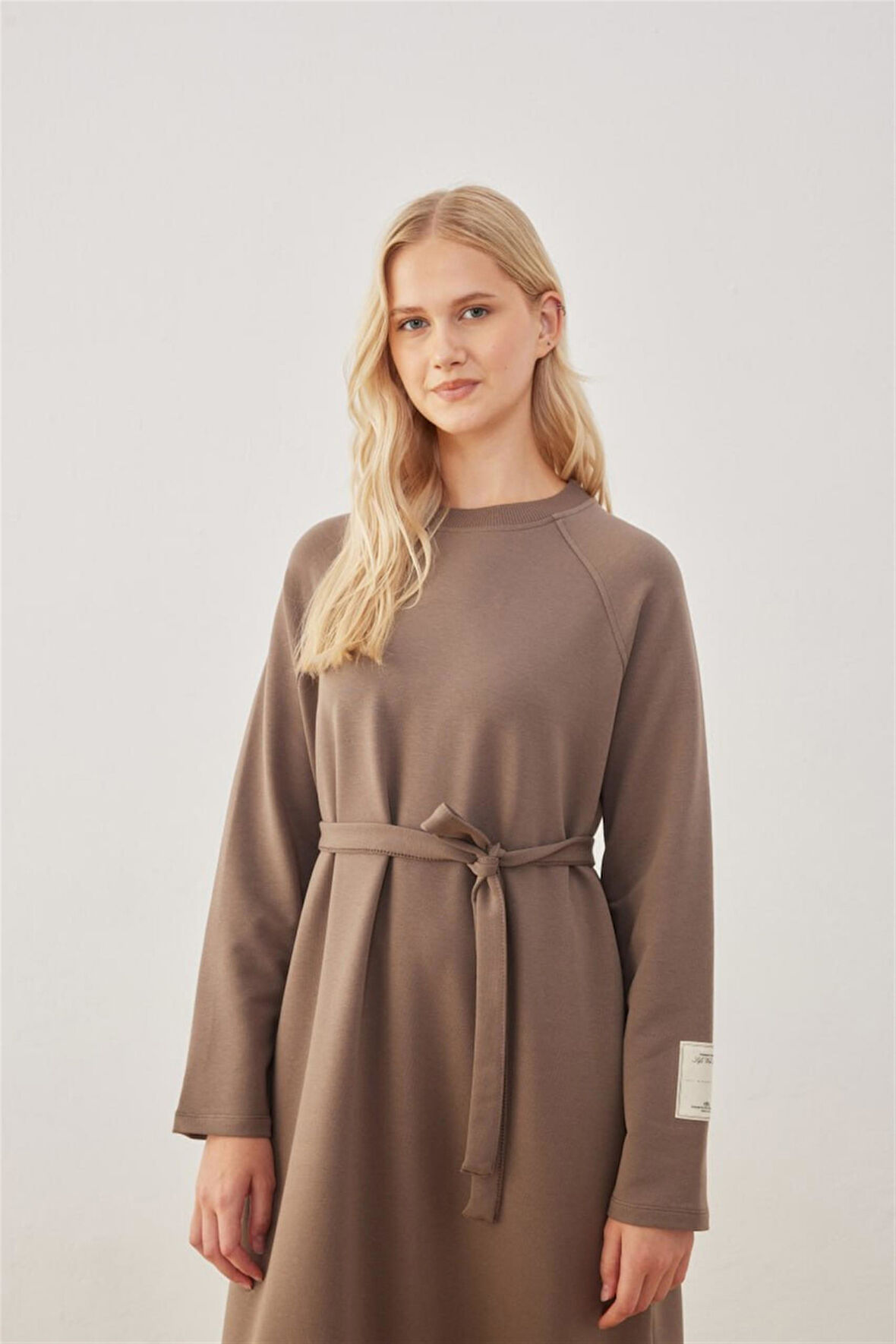 2400 Kolu Etiket Detaylı Kuşaklı Uzun Elbise