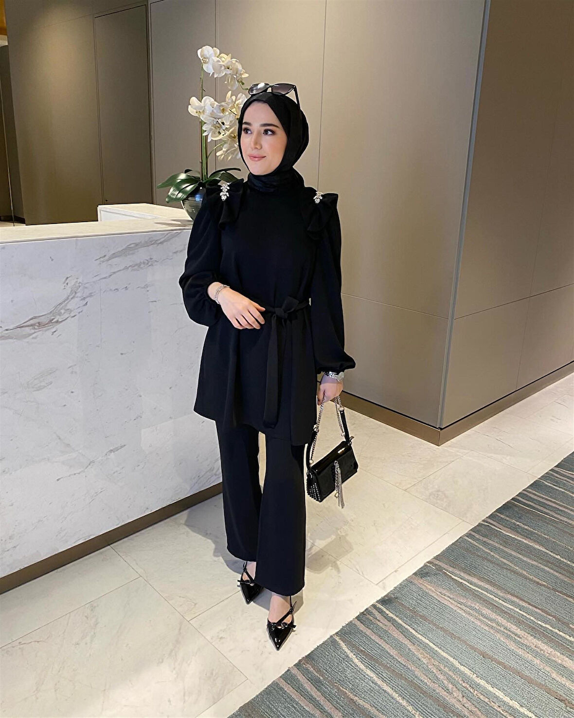 001 Hakim Yaka Omuzu Taş Detaylı Kuşaklı Kristal Takım