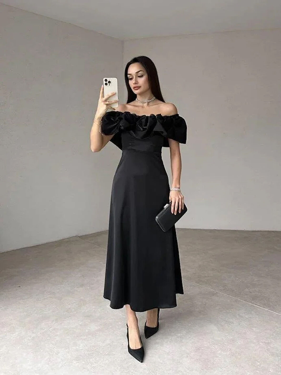 Siyah Omuz Büzgülü Saten Elbise