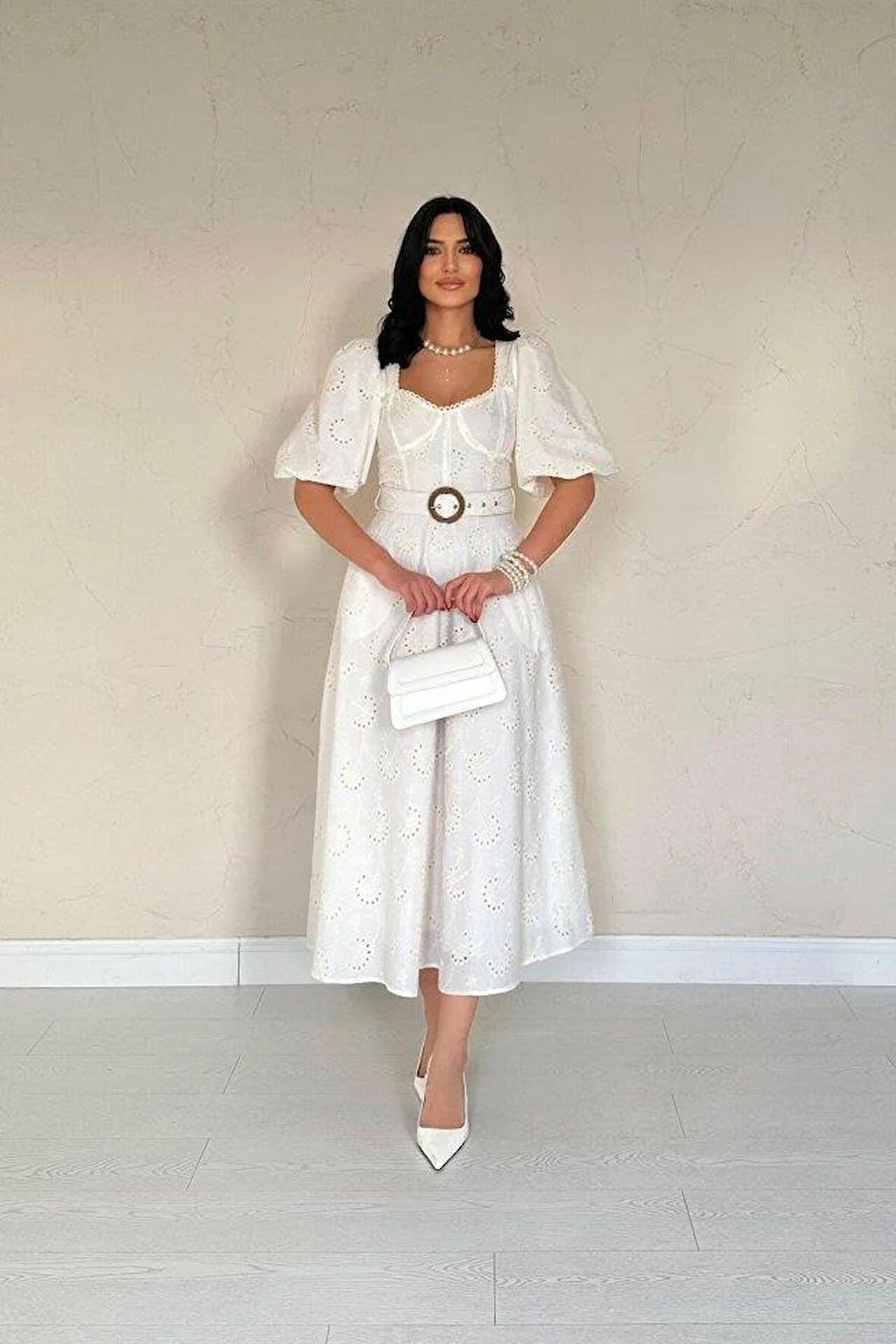 Ekru Göğüs Kup Detaylı Kemerli Brode Elbise